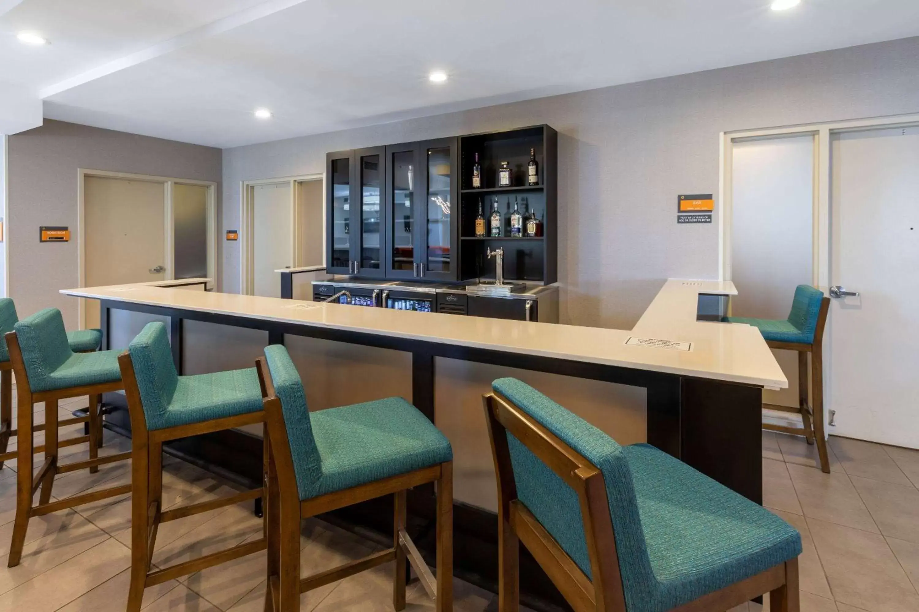 Lounge or bar in La Quinta Inn & Suites by Wyndham Tulsa Downtown - Route 66