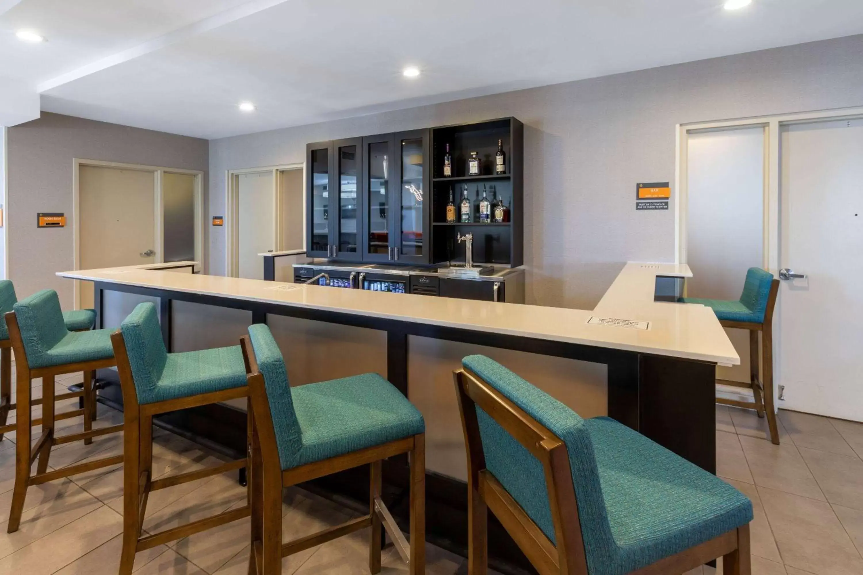 Lounge or bar in La Quinta Inn & Suites by Wyndham Tulsa Downtown - Route 66 Lounge or bar in La Quinta Inn & Suites by Wyndham Tulsa Downtown - Route 66