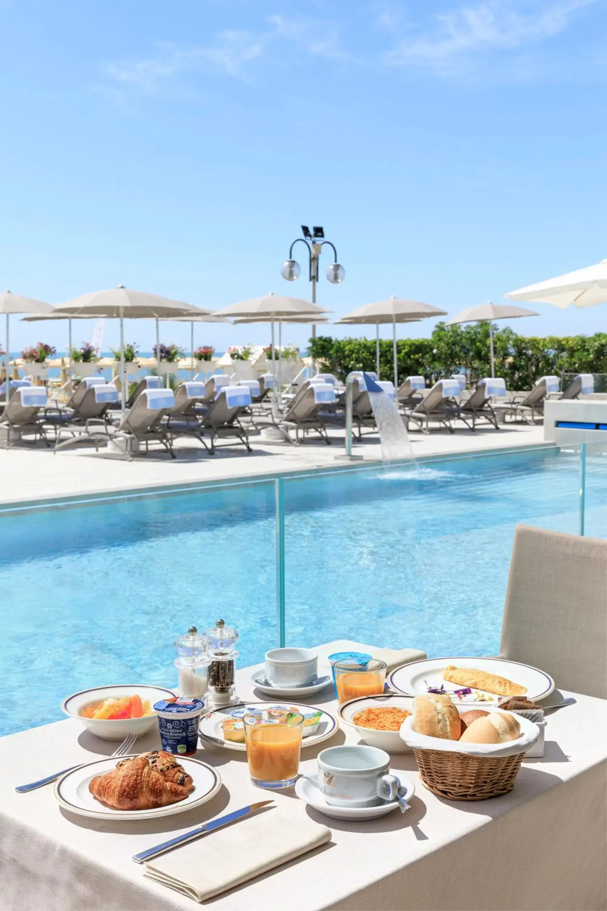 Restaurant/places to eat, Swimming Pool in Hotel Cavalieri Palace