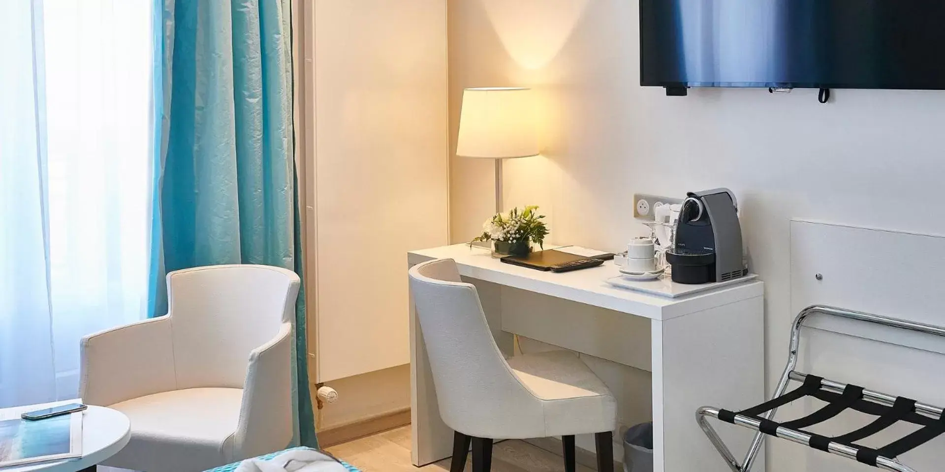 Bedroom, Kitchen/Kitchenette in Best Western Plus Hotel Carlton Annecy