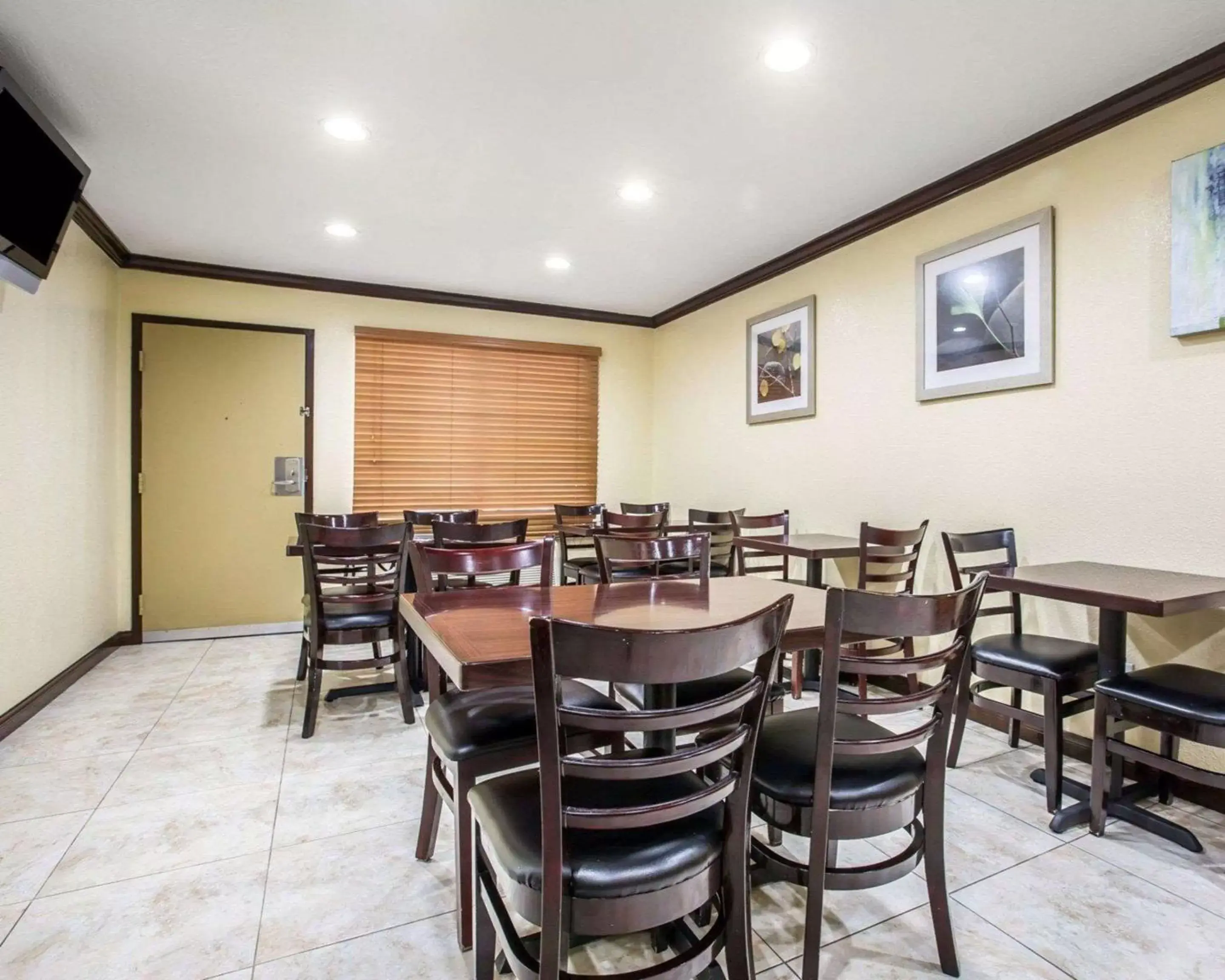 Restaurant/Places to Eat in Quality Inn San Diego I-5 Naval Base