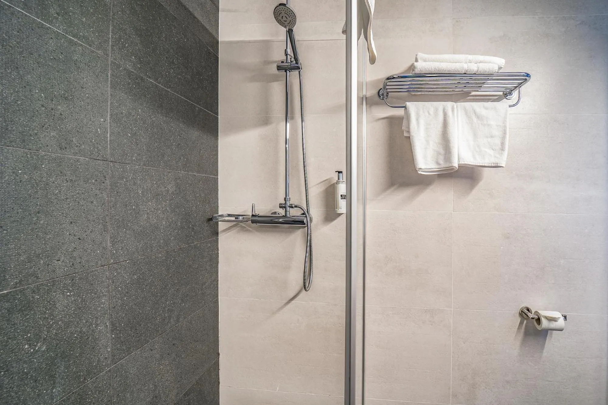 Shower in Glaner Hotel Cafe