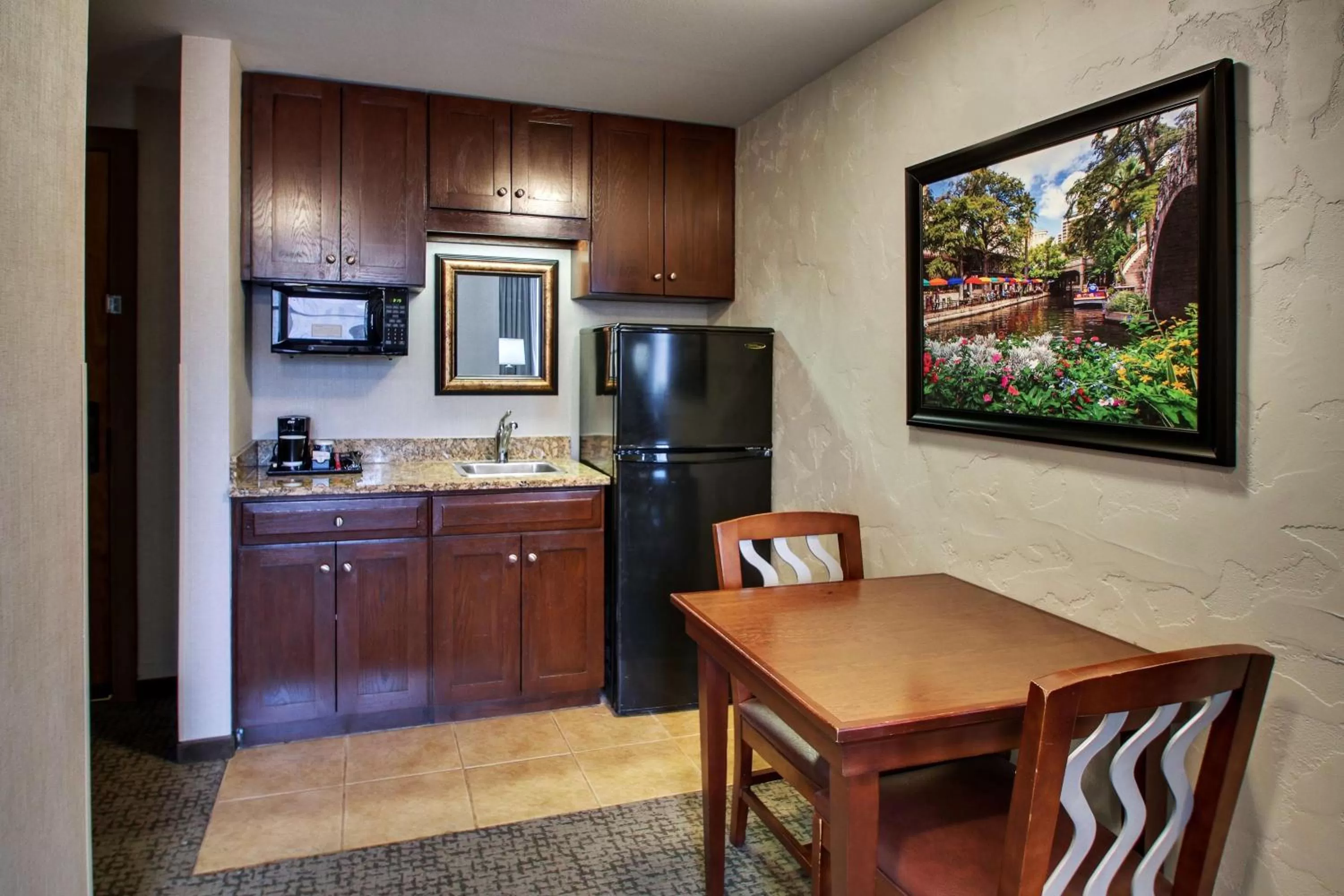 Oversize Deluxe King Room, Jacuzzi - Accessible, Roll-in Shower in Drury Plaza Hotel San Antonio Riverwalk