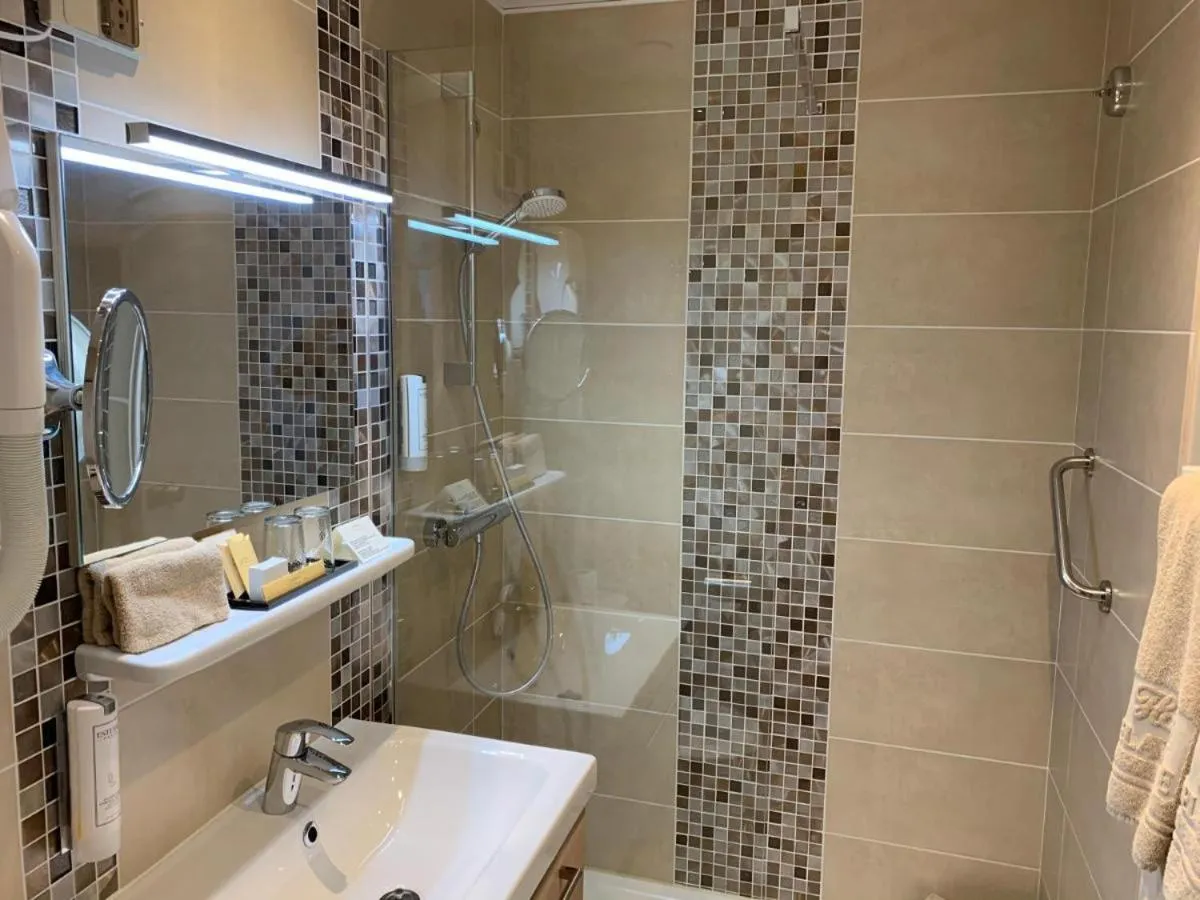 Shower in Hôtel Delavigne