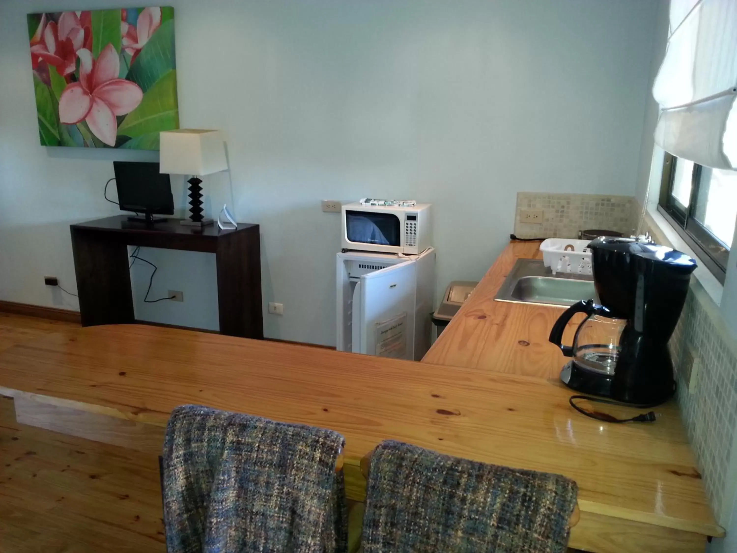 Kitchen or kitchenette, TV/Entertainment Center in Out of Bounds Boutique Hotel
