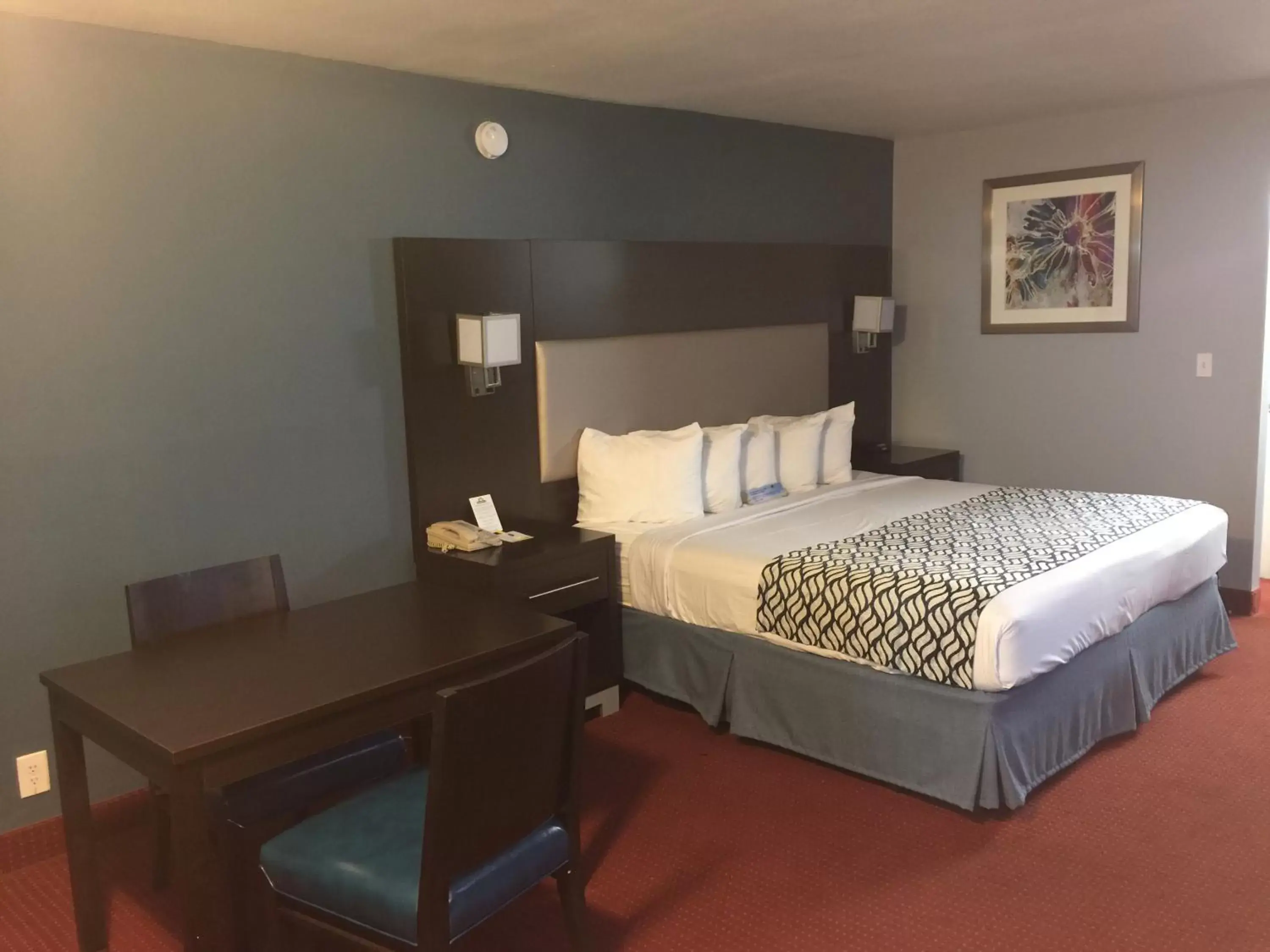 Living room, Bed in Days Inn by Wyndham Austin/University/Downtown