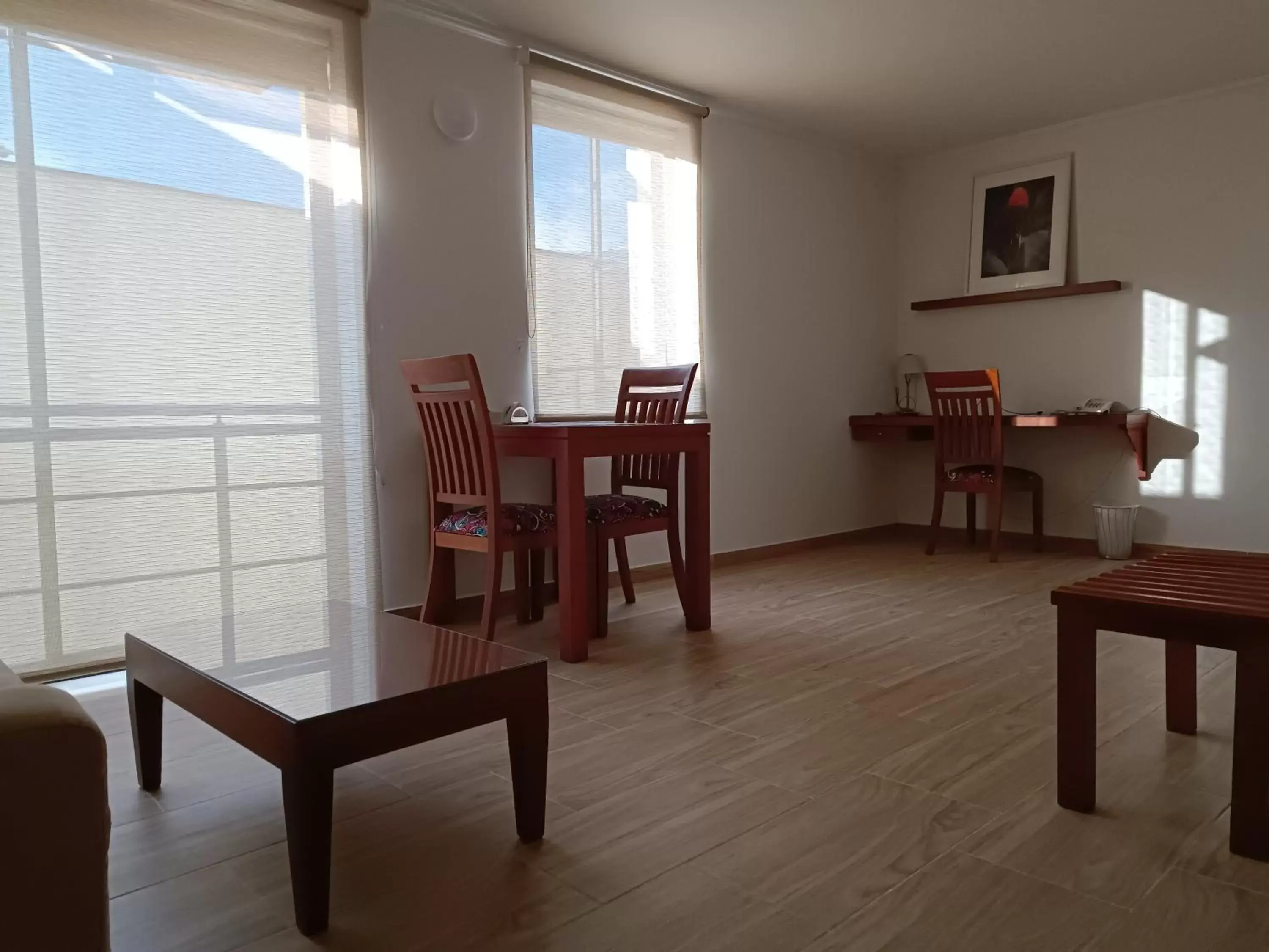 Seating area, Dining Area in Hotel Boutique Confort Suites