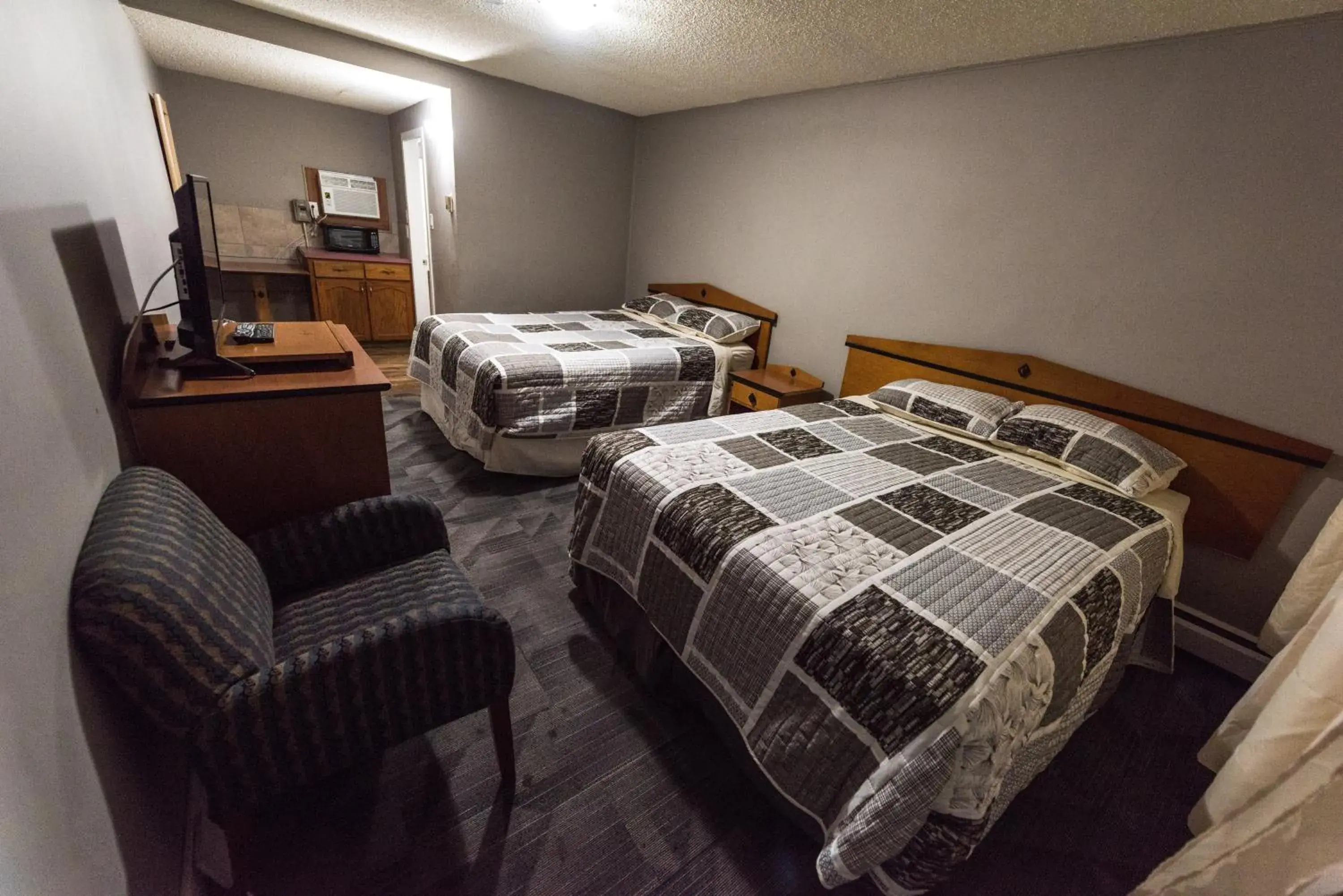 Photo of the whole room, Bed in Olympia Lodge