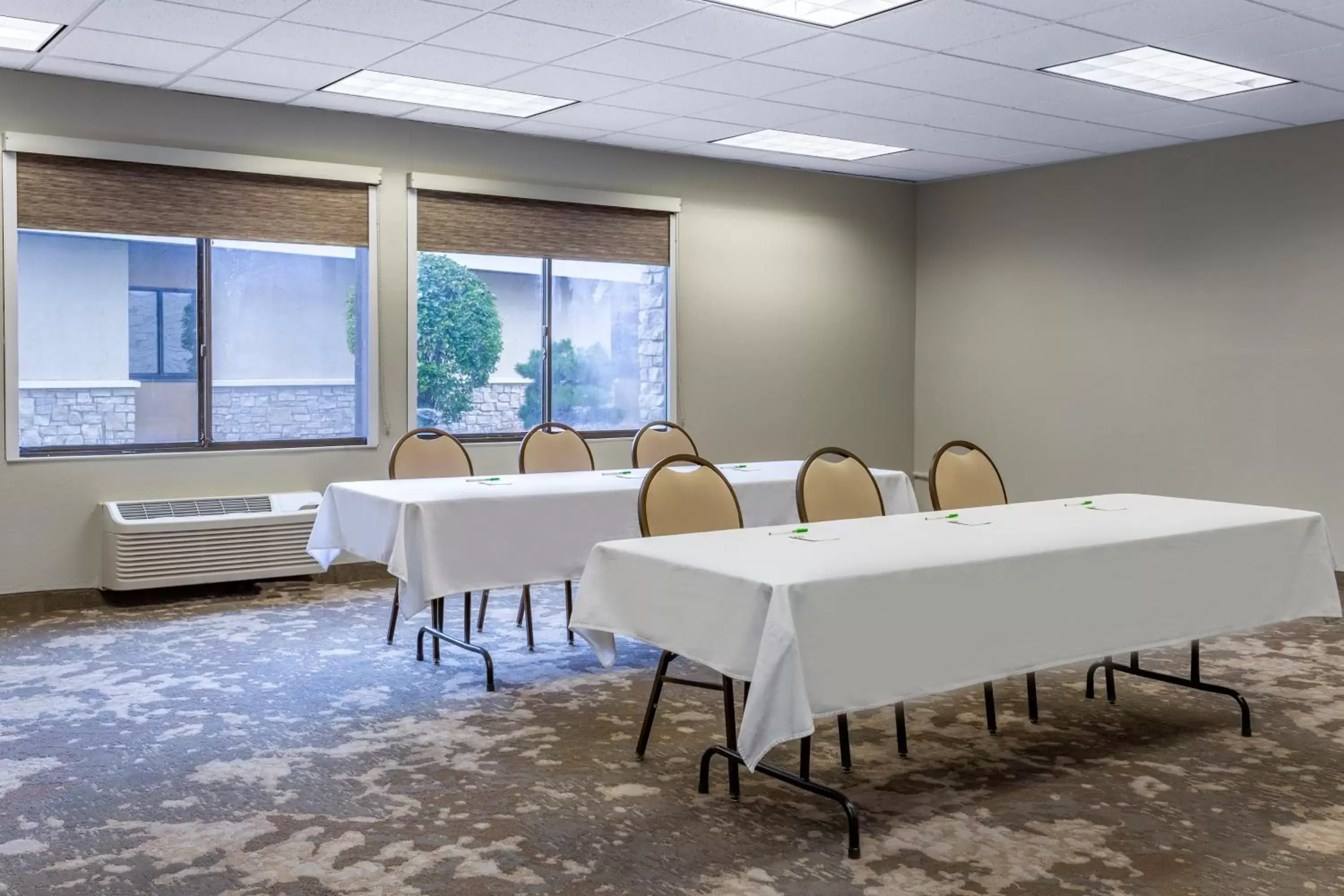 Meeting/conference room in Holiday Inn Rockford, an IHG Hotel