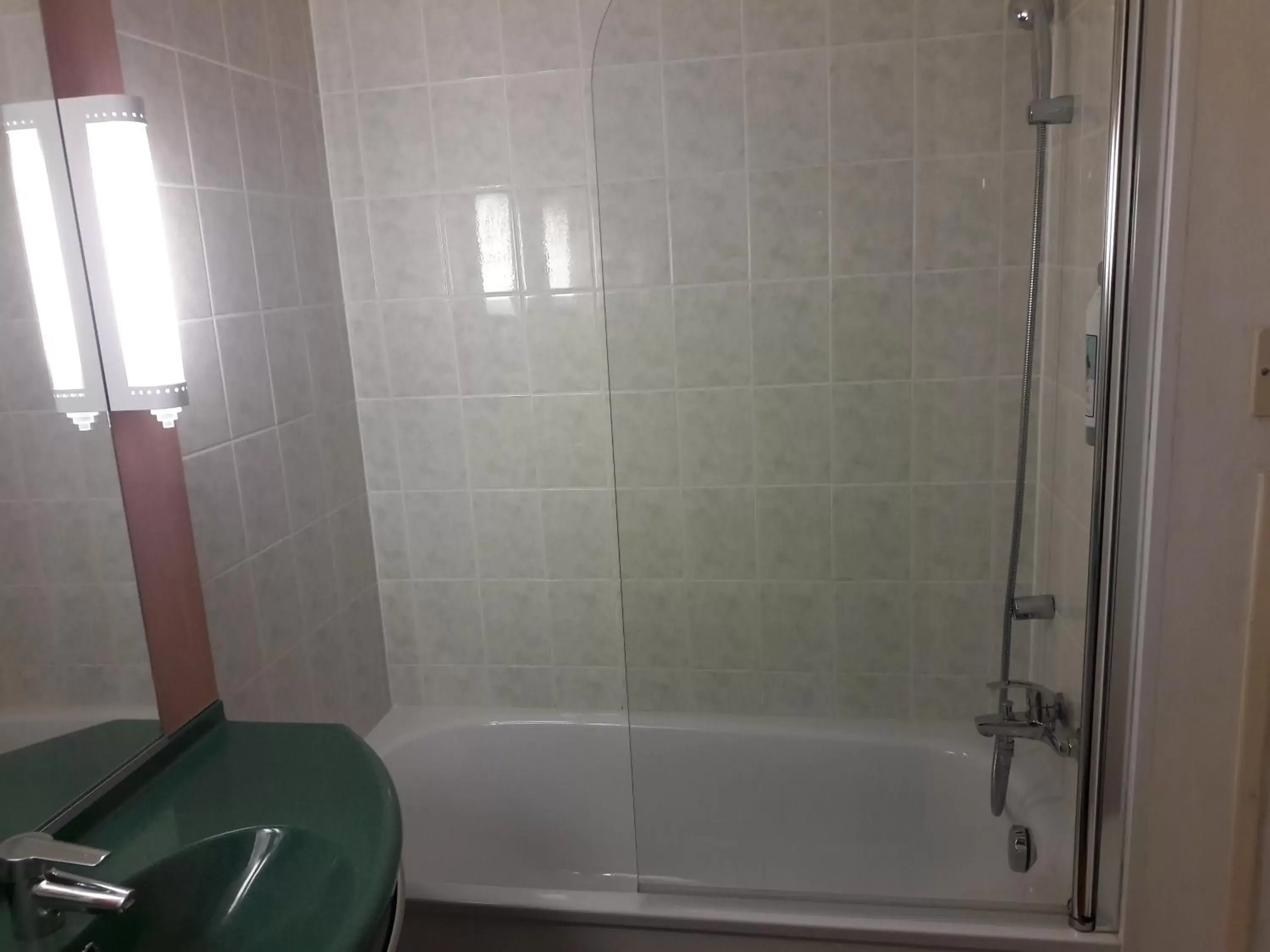 Bathroom in ibis Vesoul