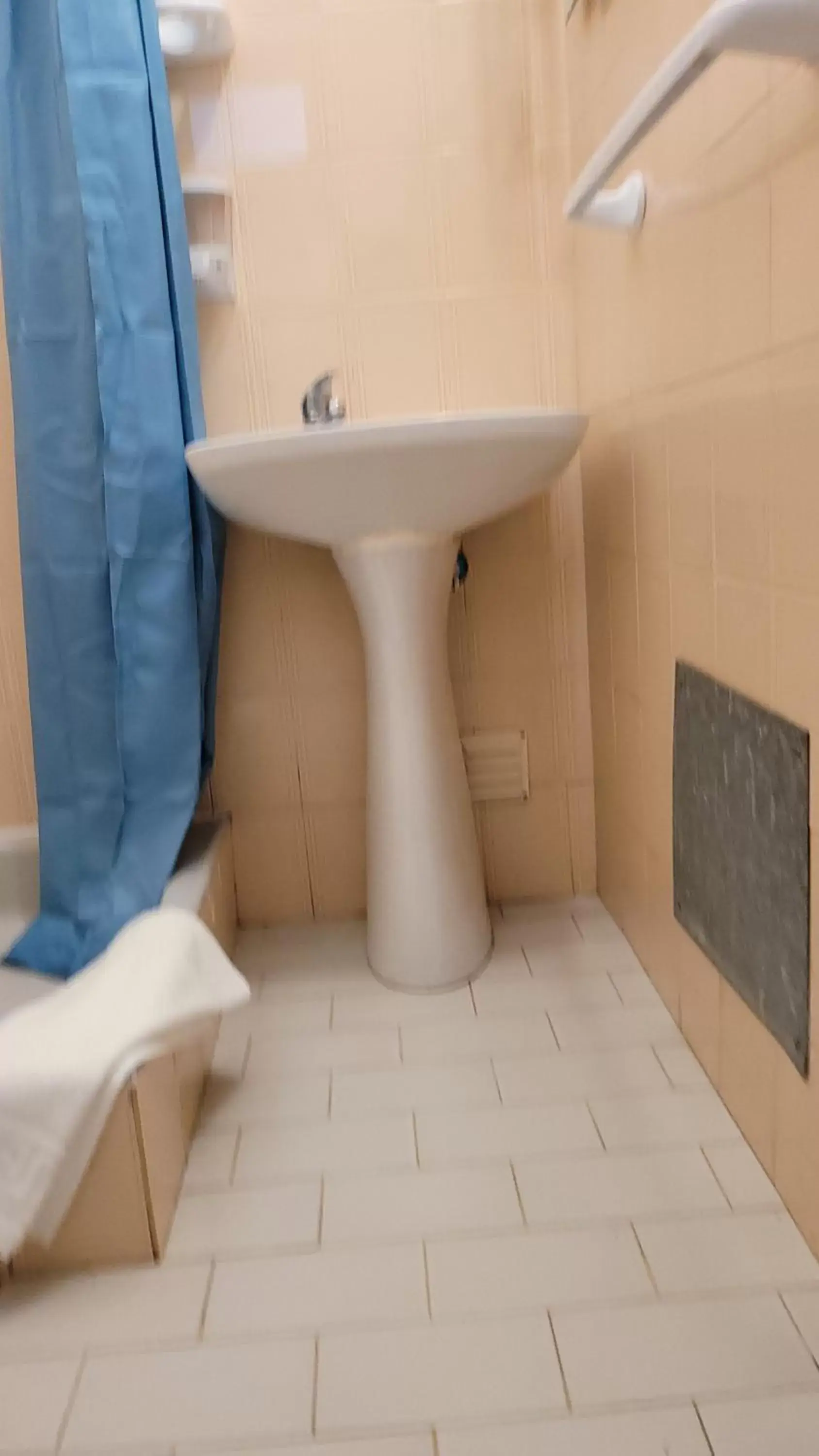 Single Room in Residencia Paris Single Room in Residencia Paris