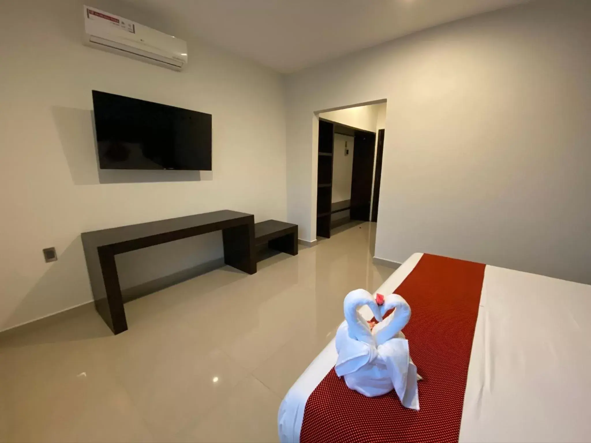 TV and multimedia, TV/Entertainment Center in Hotel Ambra