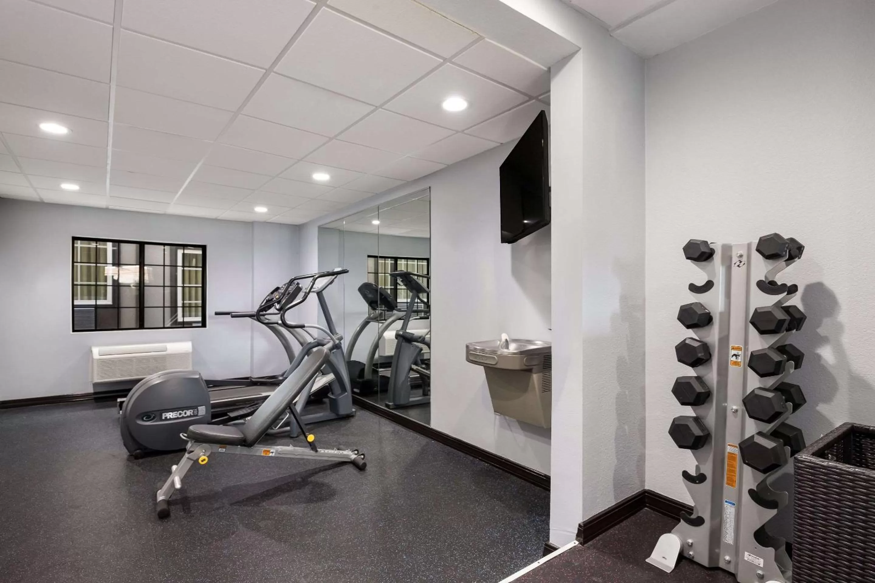Fitness centre/facilities in Quality Suites Tulsa I-44