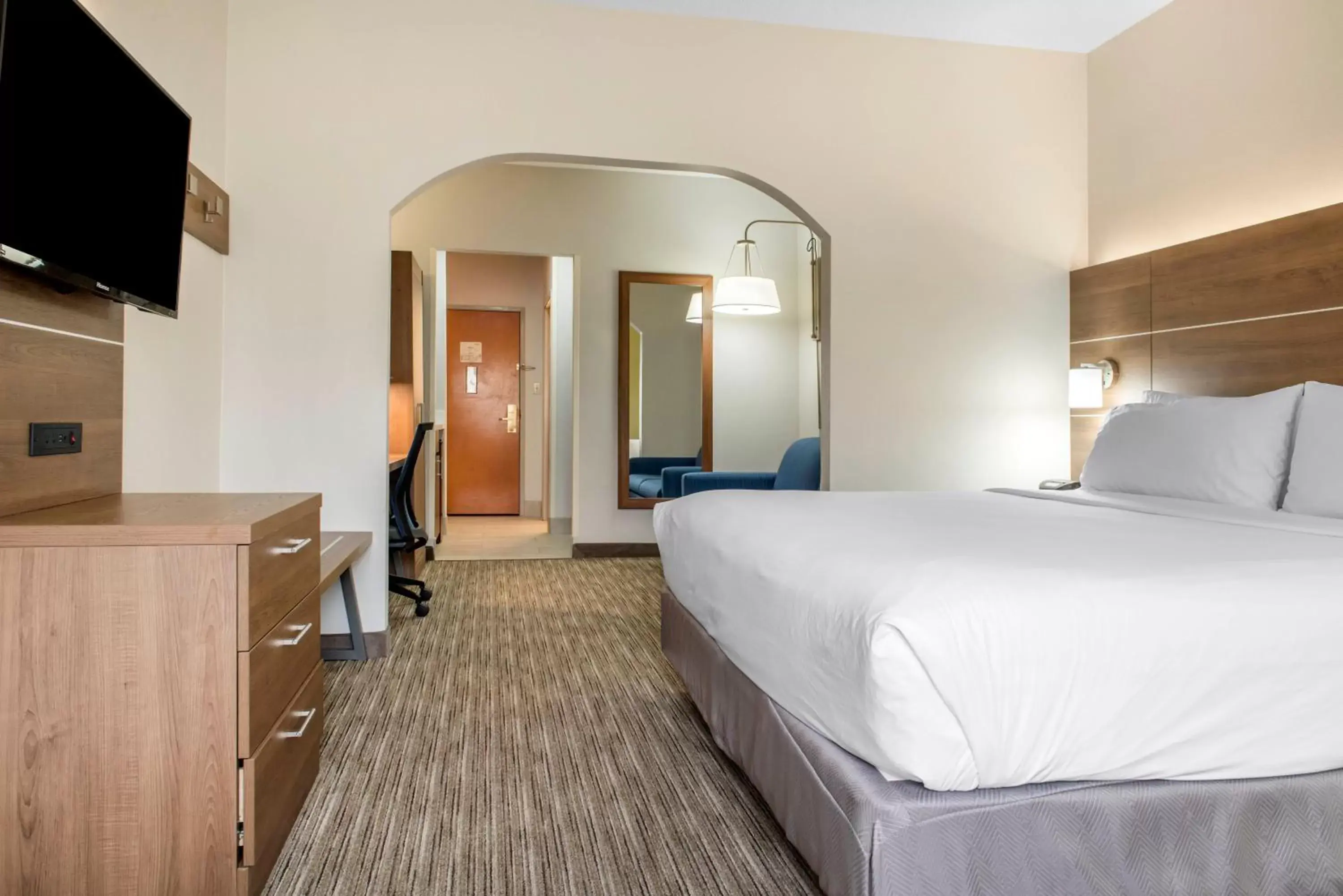 Photo of the whole room, Bed in Holiday Inn Express & Suites Harrison, an IHG Hotel