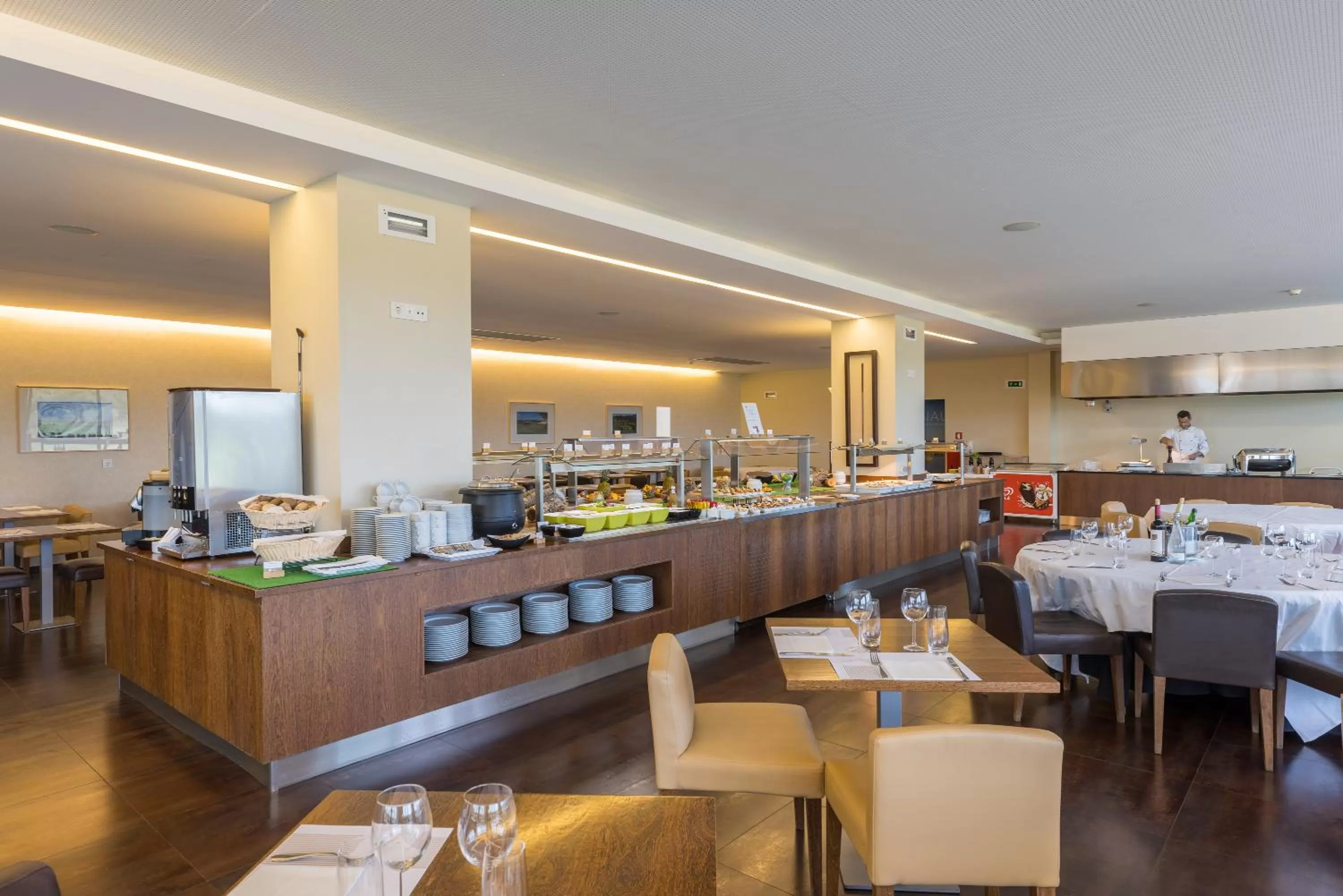 Restaurant/places to eat in NAU Morgado Golf & Country Club