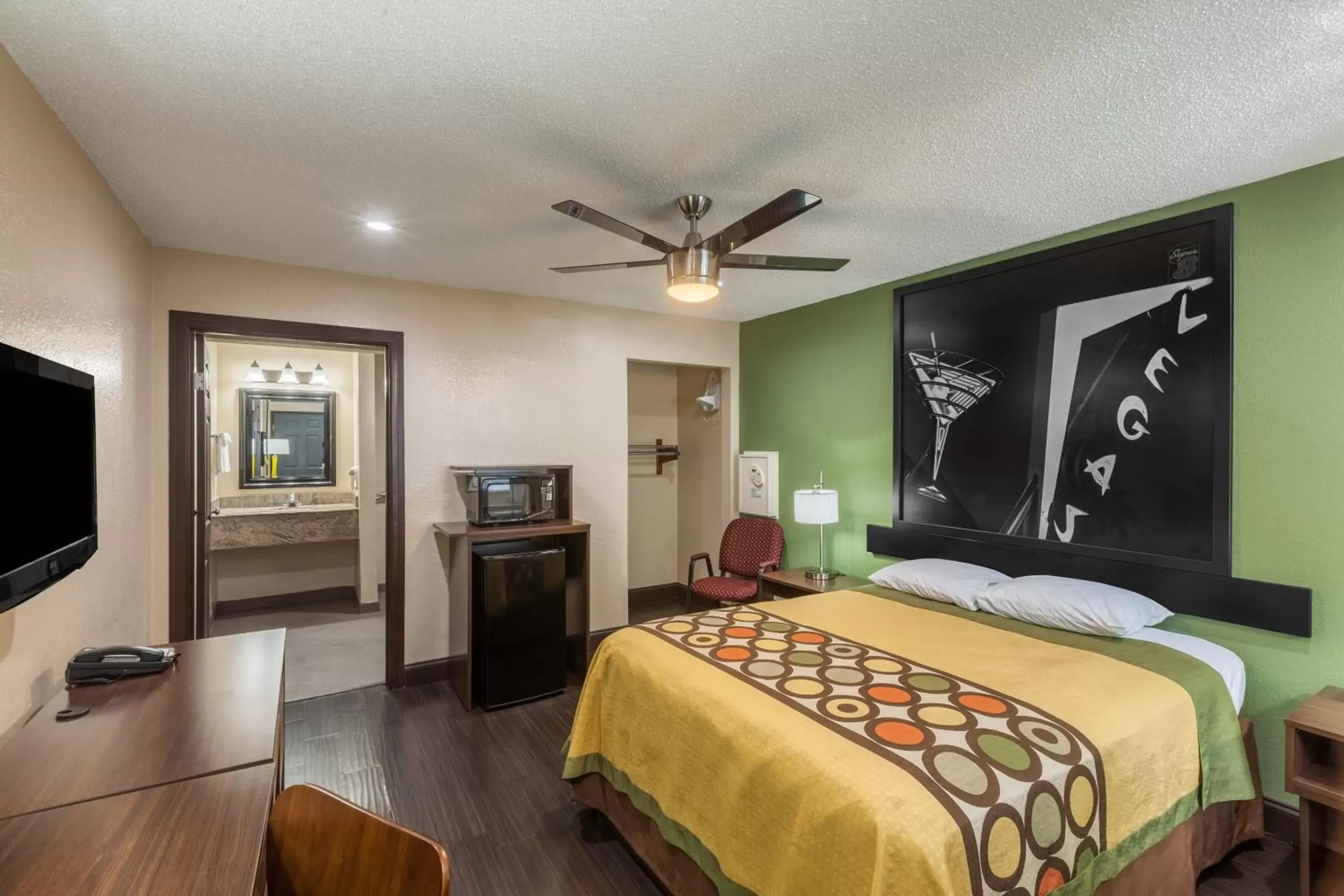 Bedroom, Bed in Super 8 by Wyndham Austin University/Downtown Area