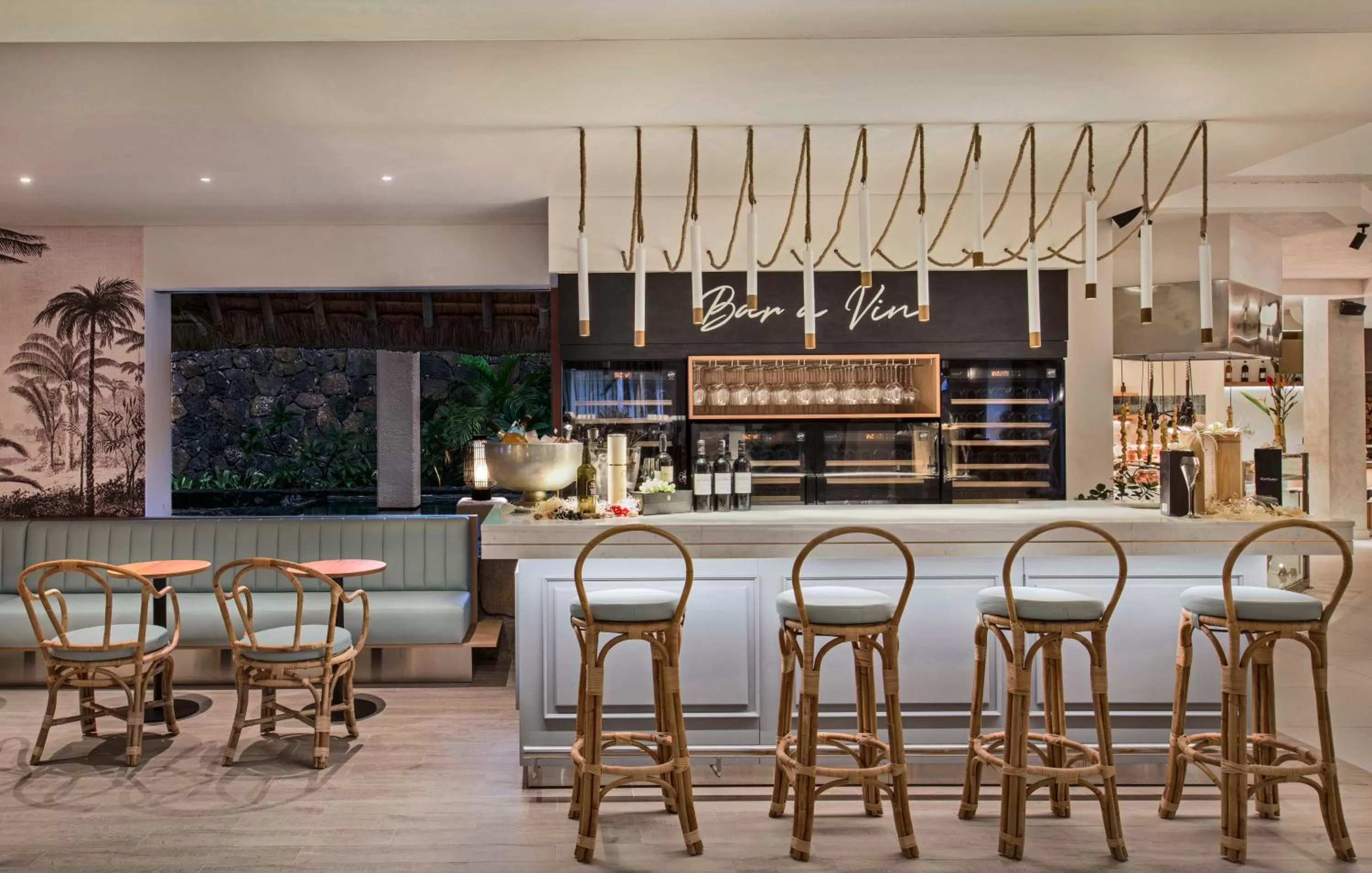 Lounge or bar in Constance Belle Mare Plage