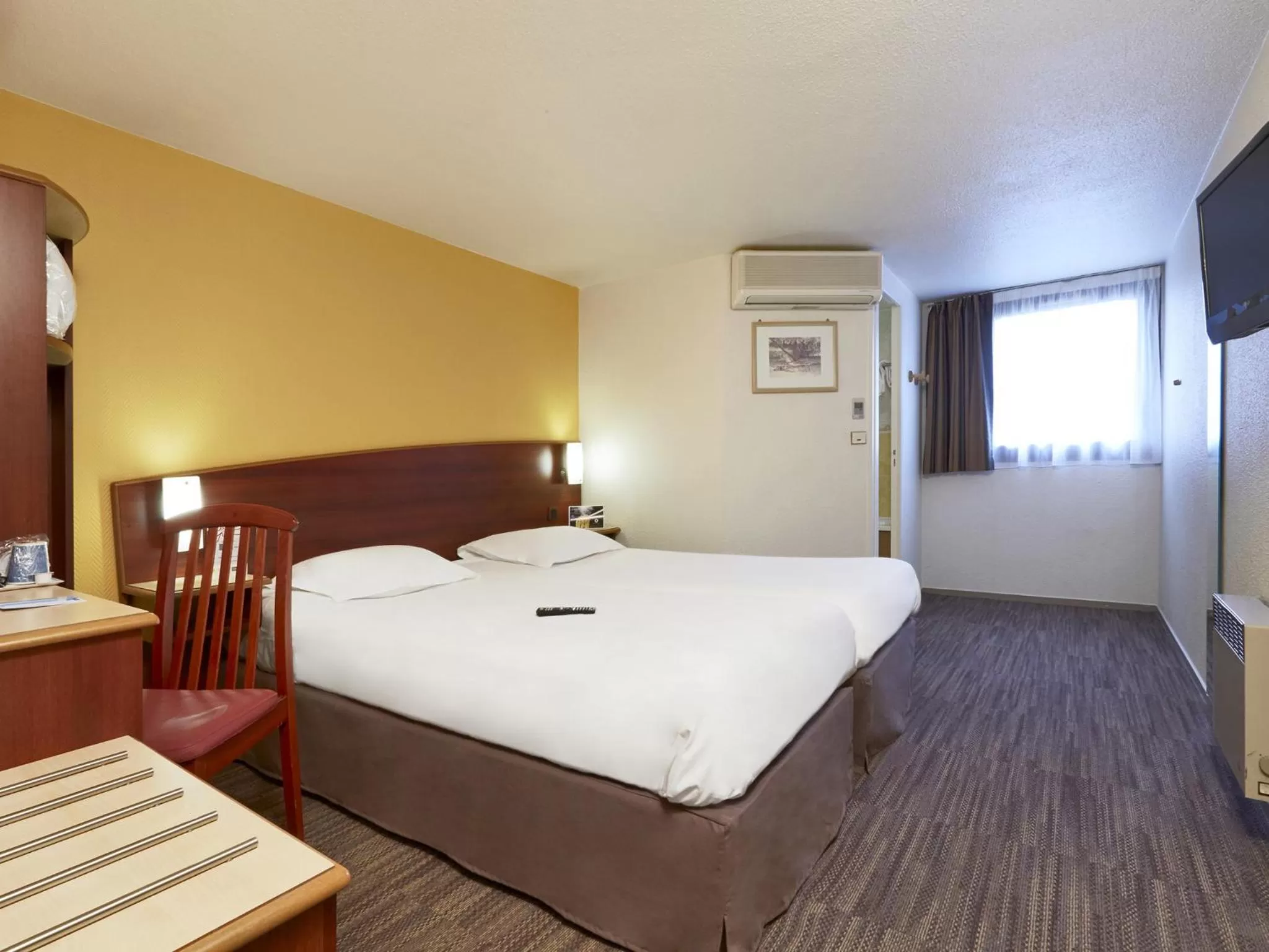 Bedroom, Bed in Comfort Hotel Etampes