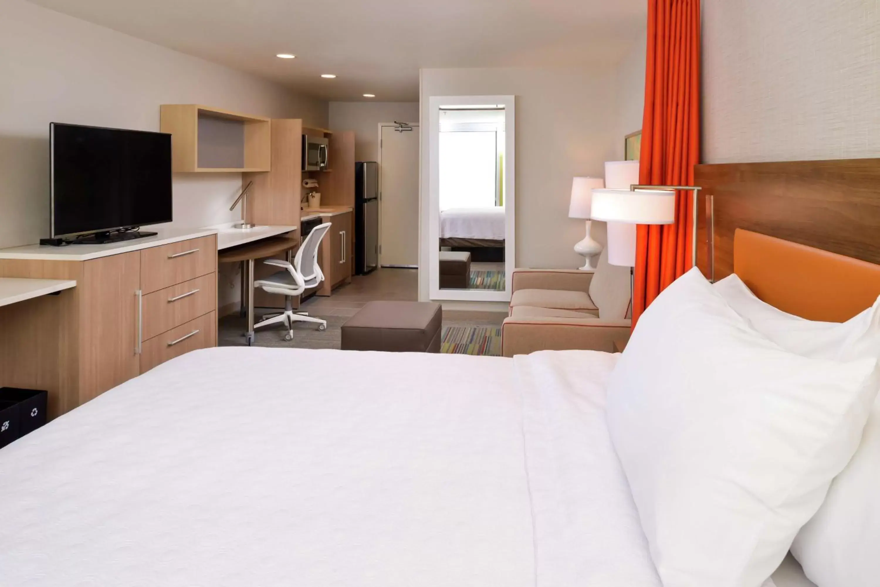 Bedroom, Bed in Home2 Suites By Hilton Merrillville