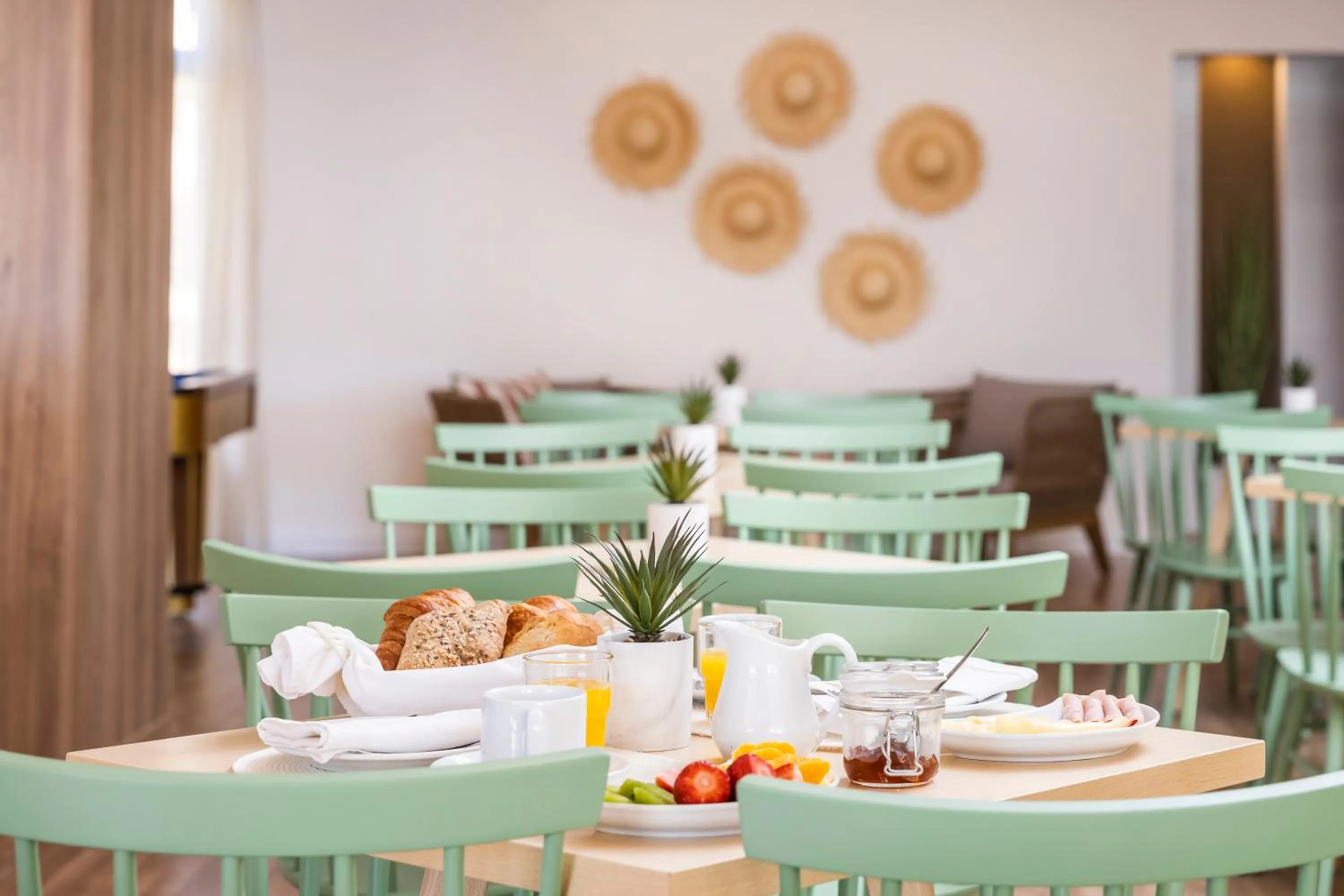 Restaurant/places to eat in Clube Maria Luisa