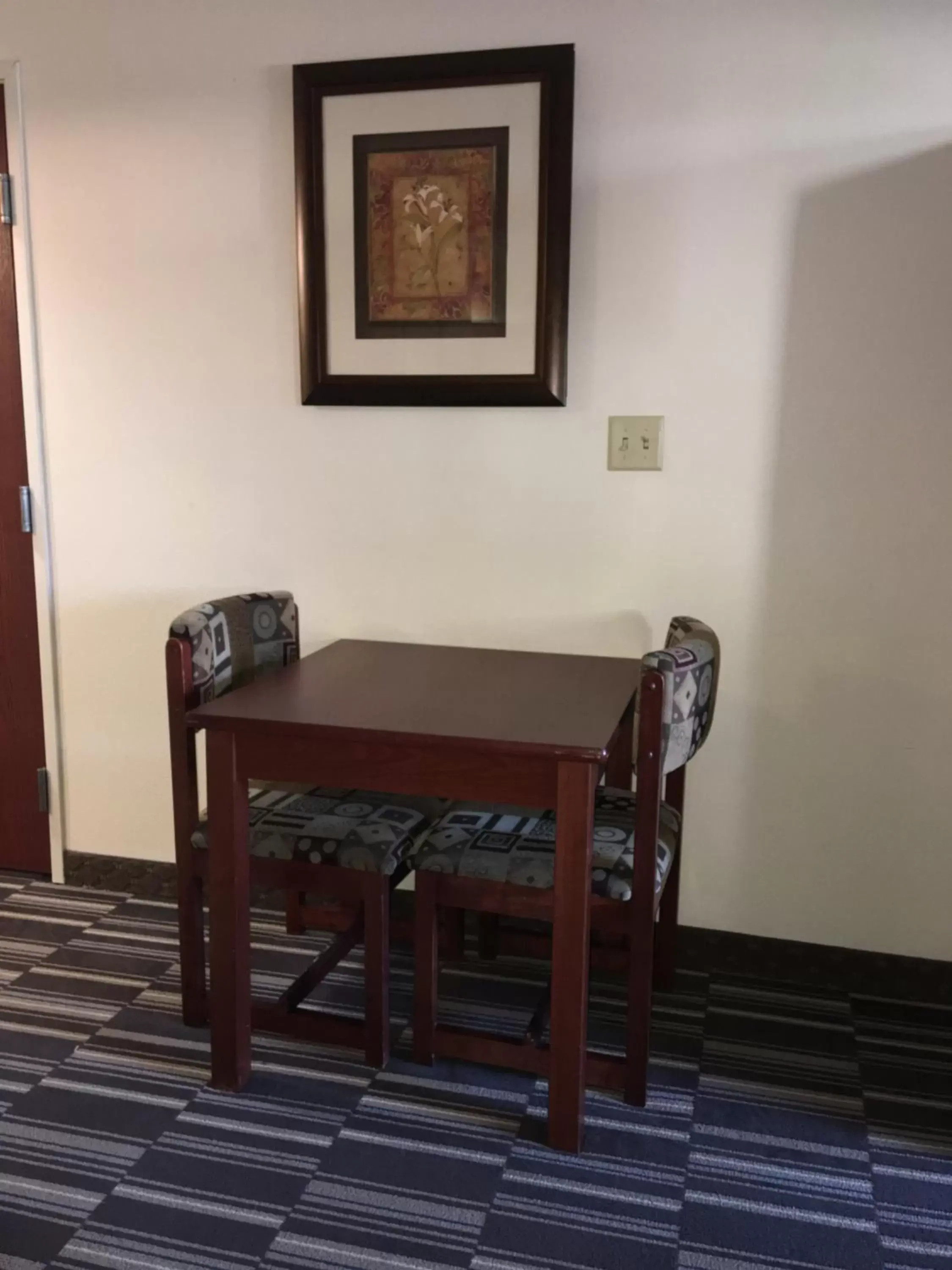 Seating area, Dining Area in Microtel Inn & Suites by Wyndham Indianapolis Airport