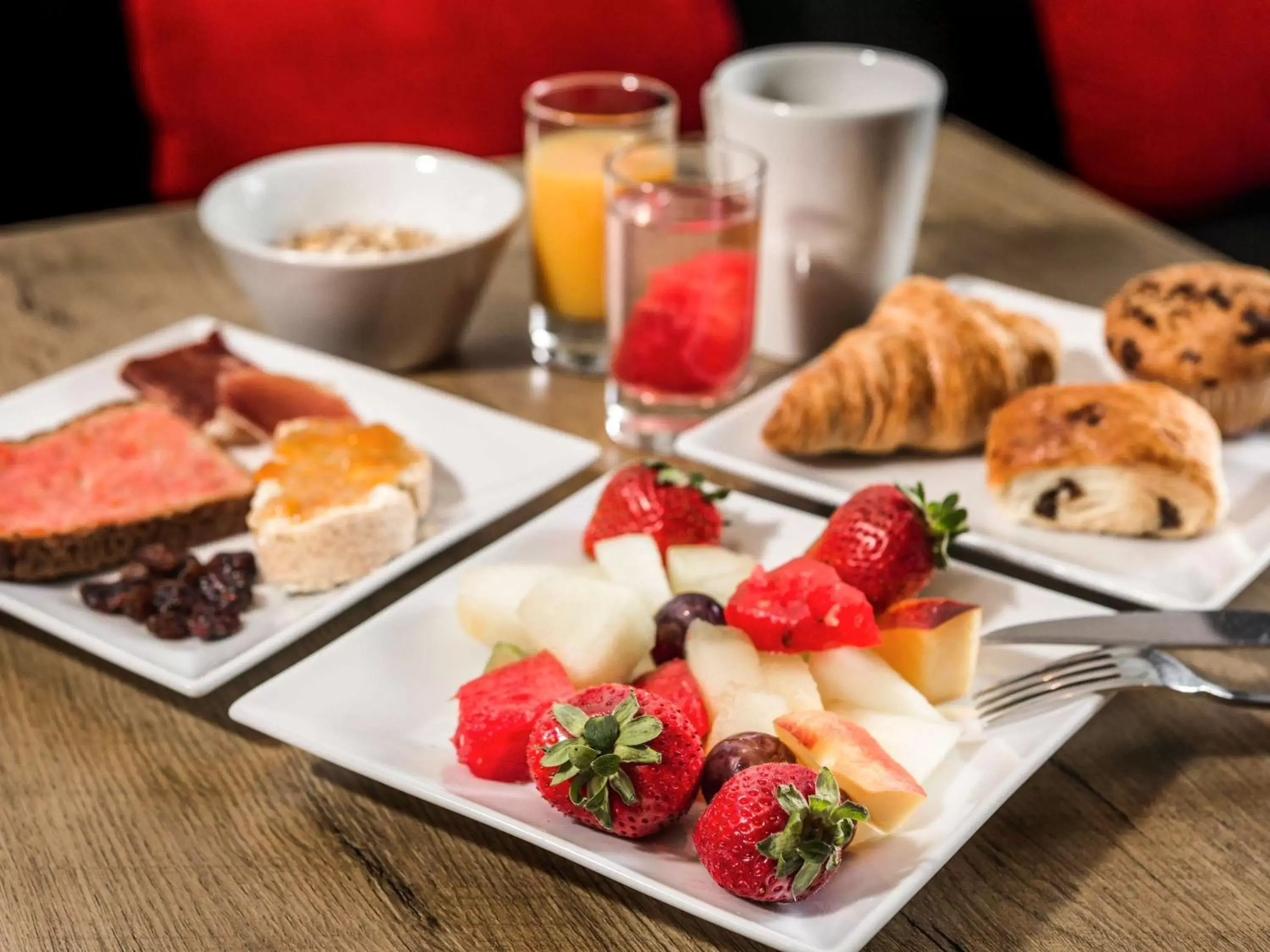 Breakfast in ibis Rotherham East – (M18 / M1)