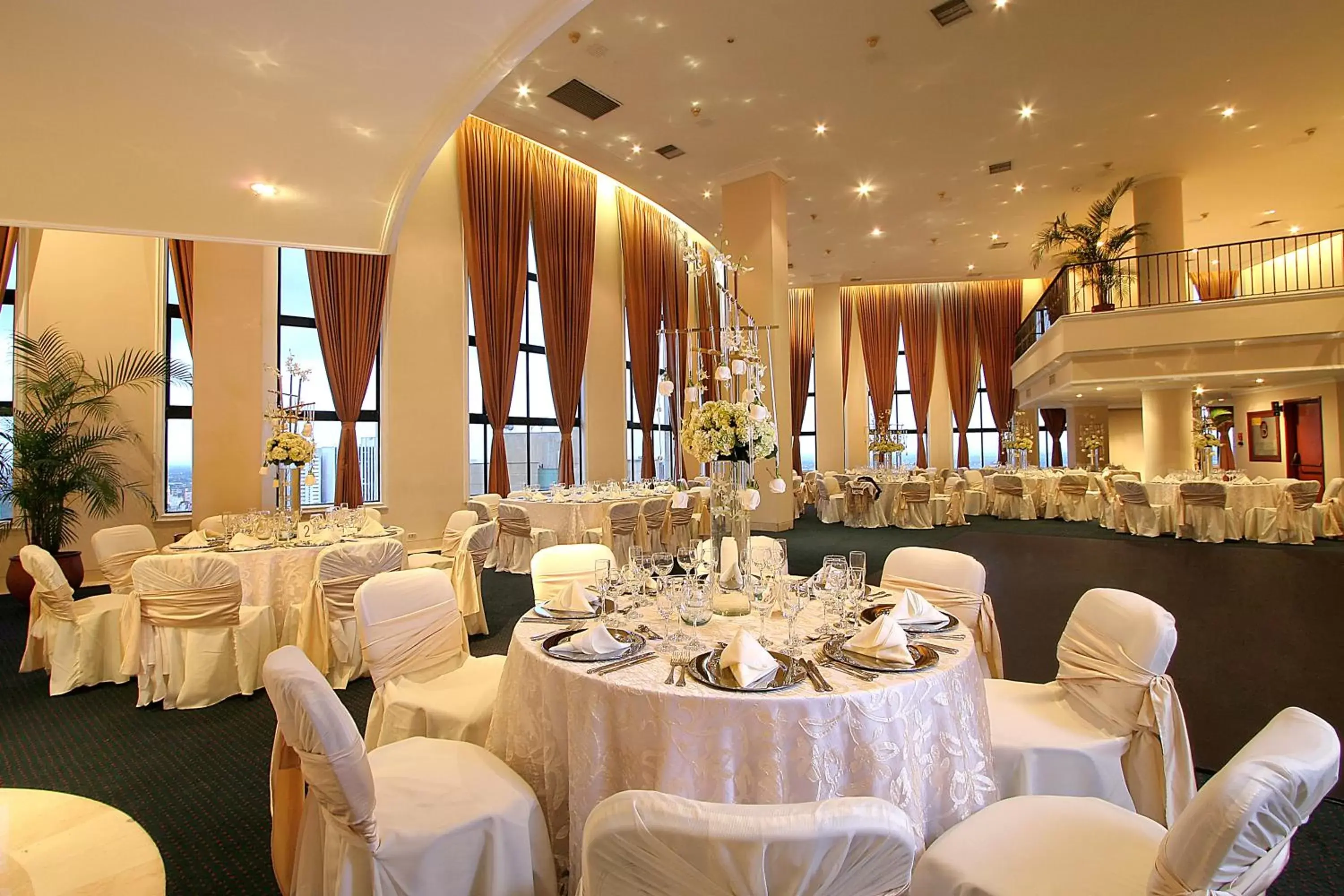 Restaurant/places to eat, Banquet Facilities in Hotel Dann Cali