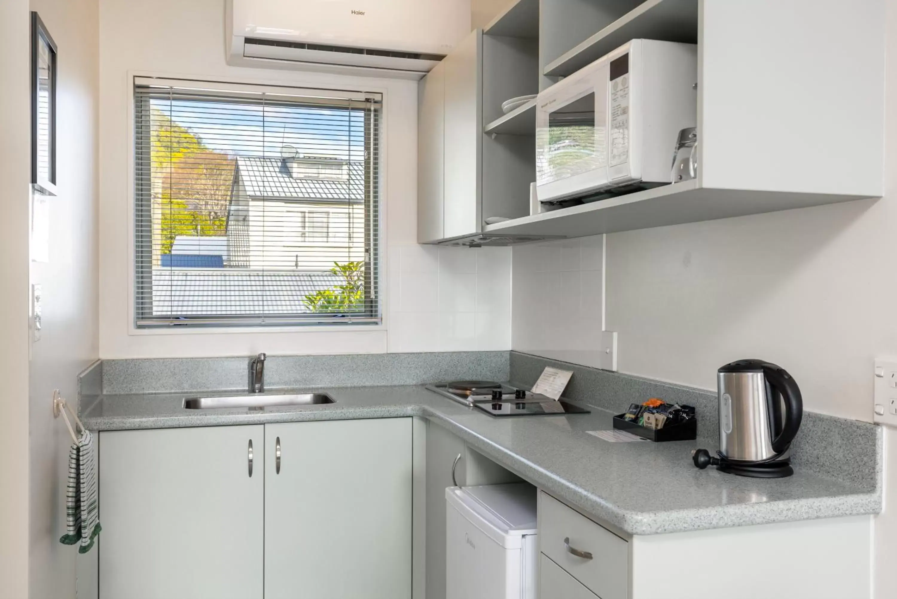 Kitchen/Kitchenette in Jasmine Court Motel