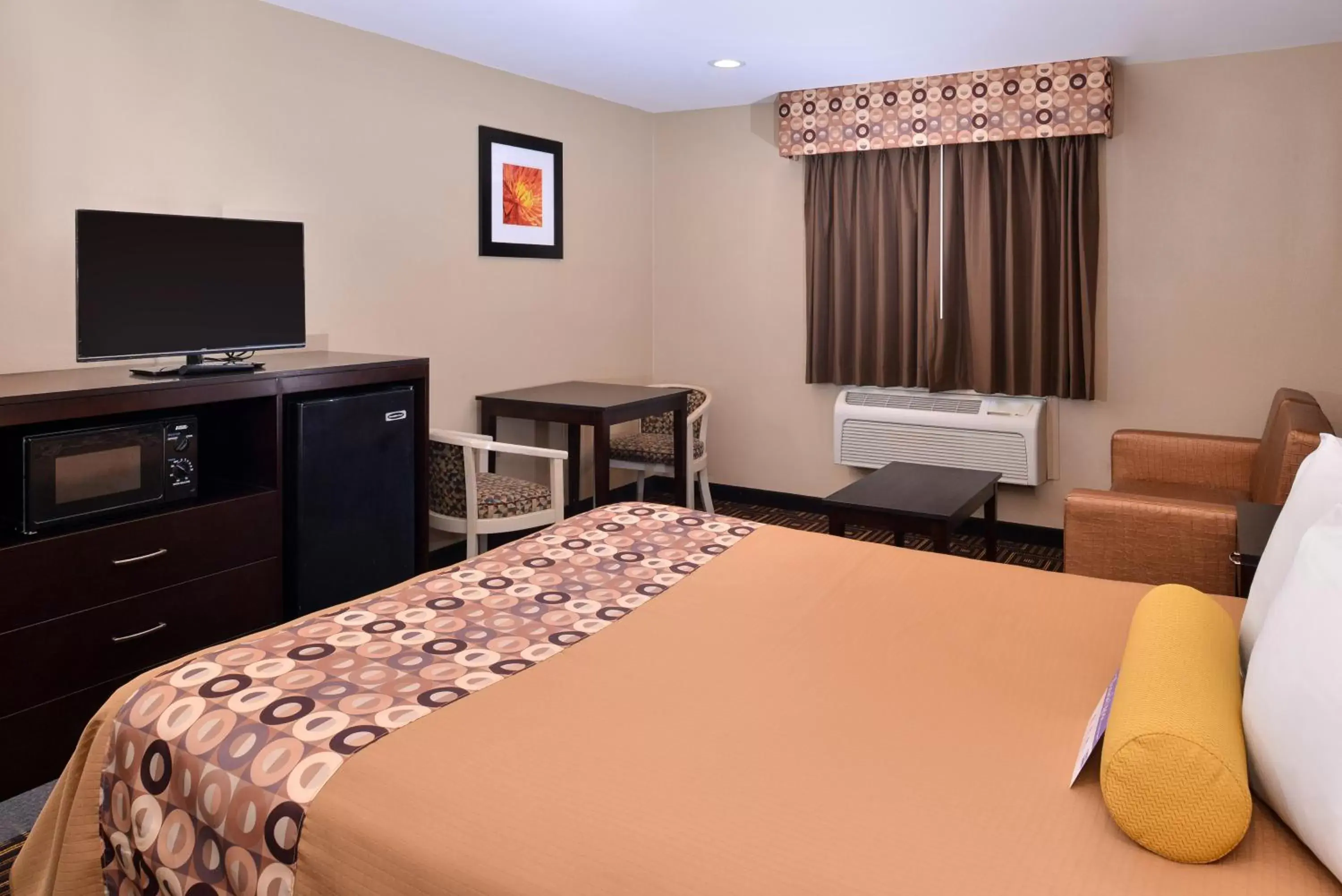 Shower, Bed in Americas Best Value Inn & Suites Madera