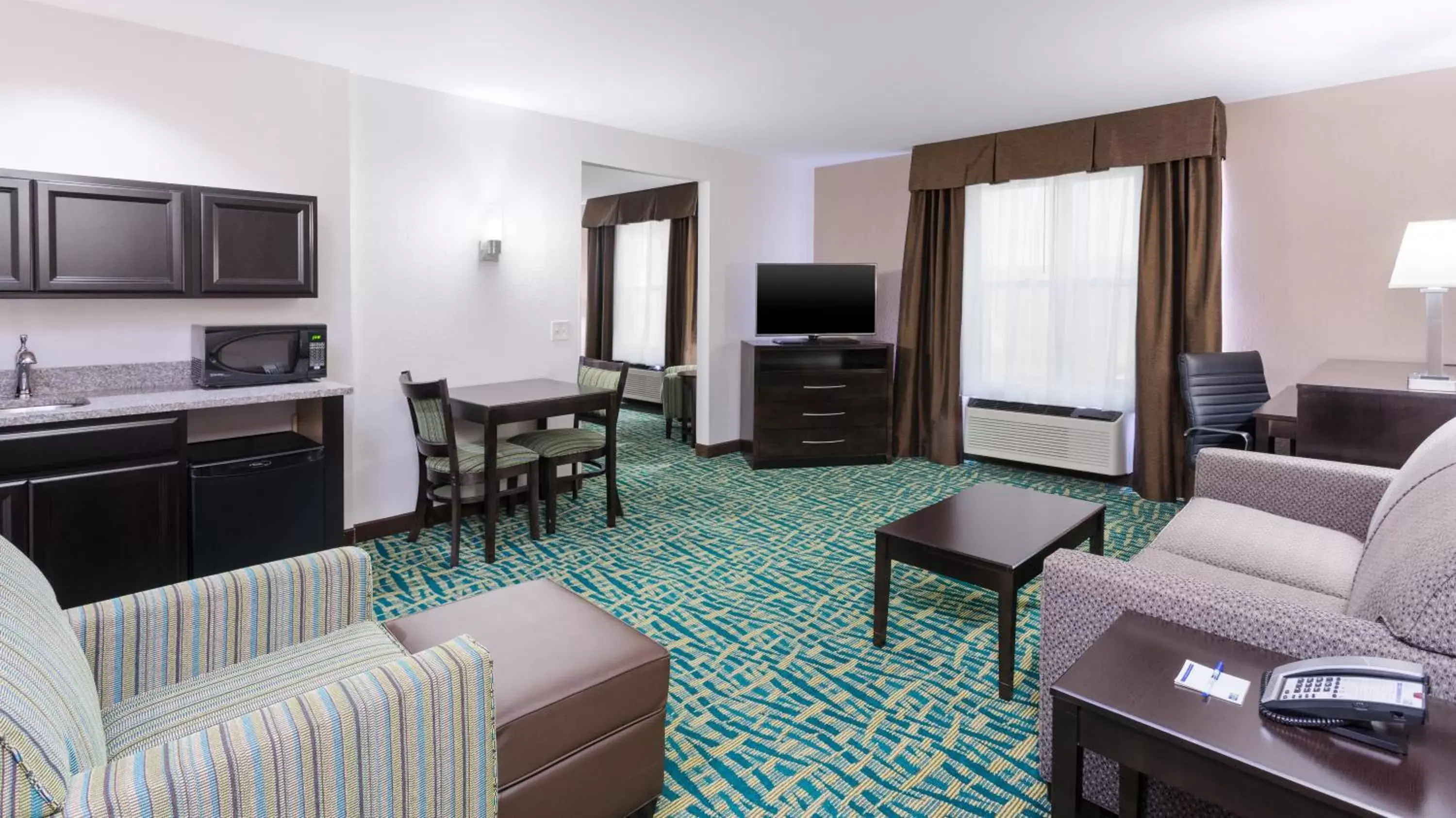 Photo of the whole room, Seating Area in Holiday Inn Express & Suites Wyomissing, an IHG Hotel