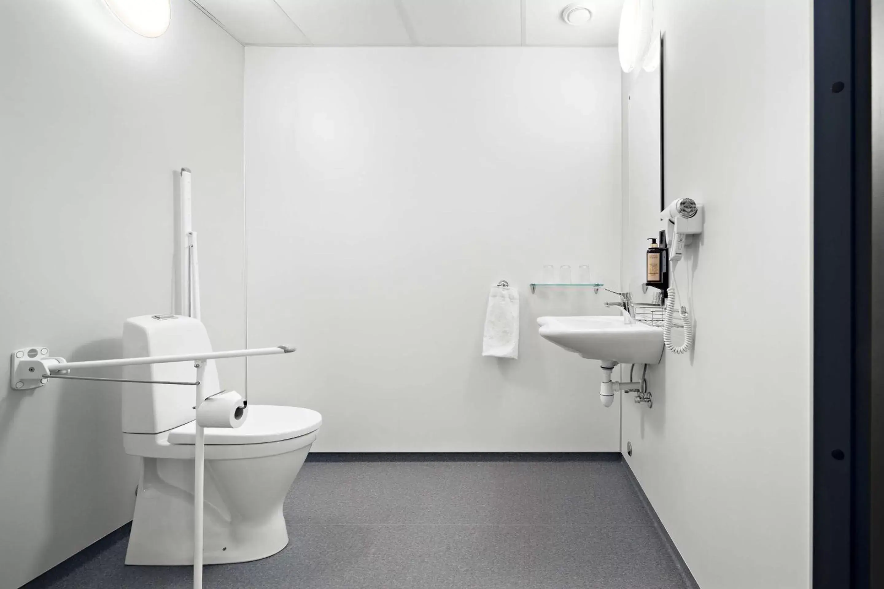 Bedroom, Bathroom in Sure Hotel by Best Western Trondheim Airport
