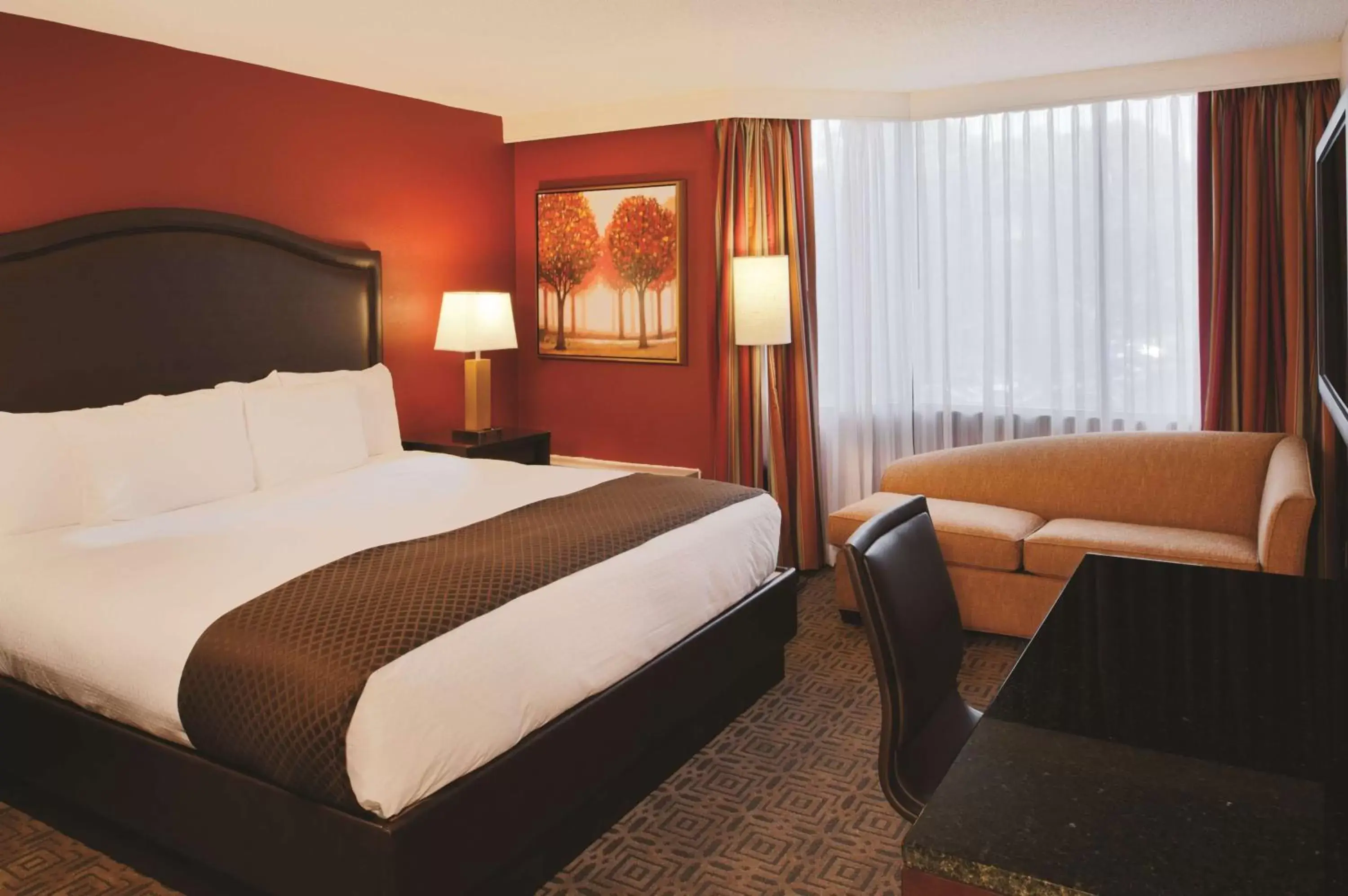 Bedroom, Bed in DoubleTree by Hilton Hotel St. Louis - Chesterfield