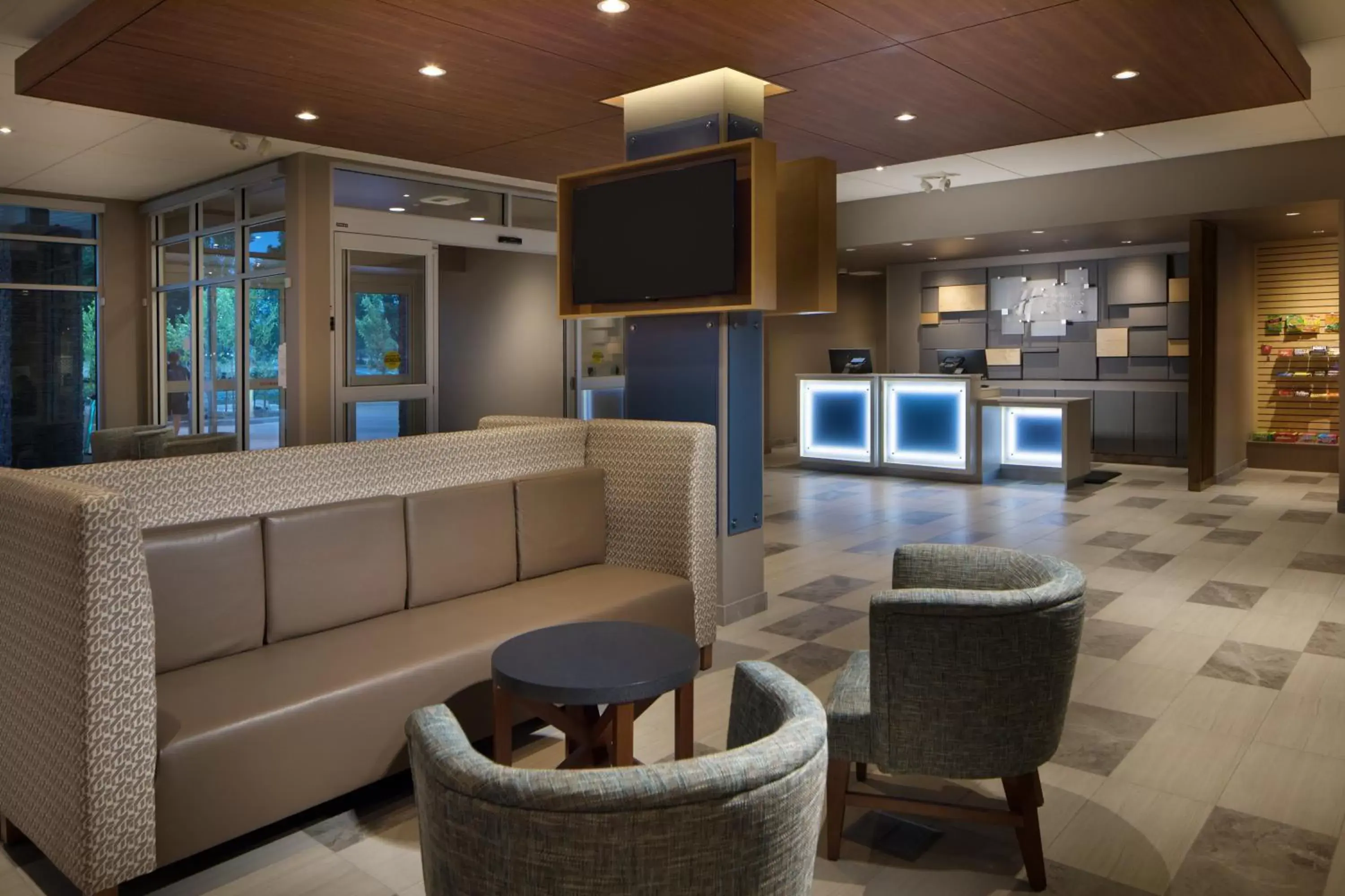 Property building, Lounge/Bar in Holiday Inn Express & Suites - Portland Airport - Cascade Stn, an IHG Hotel