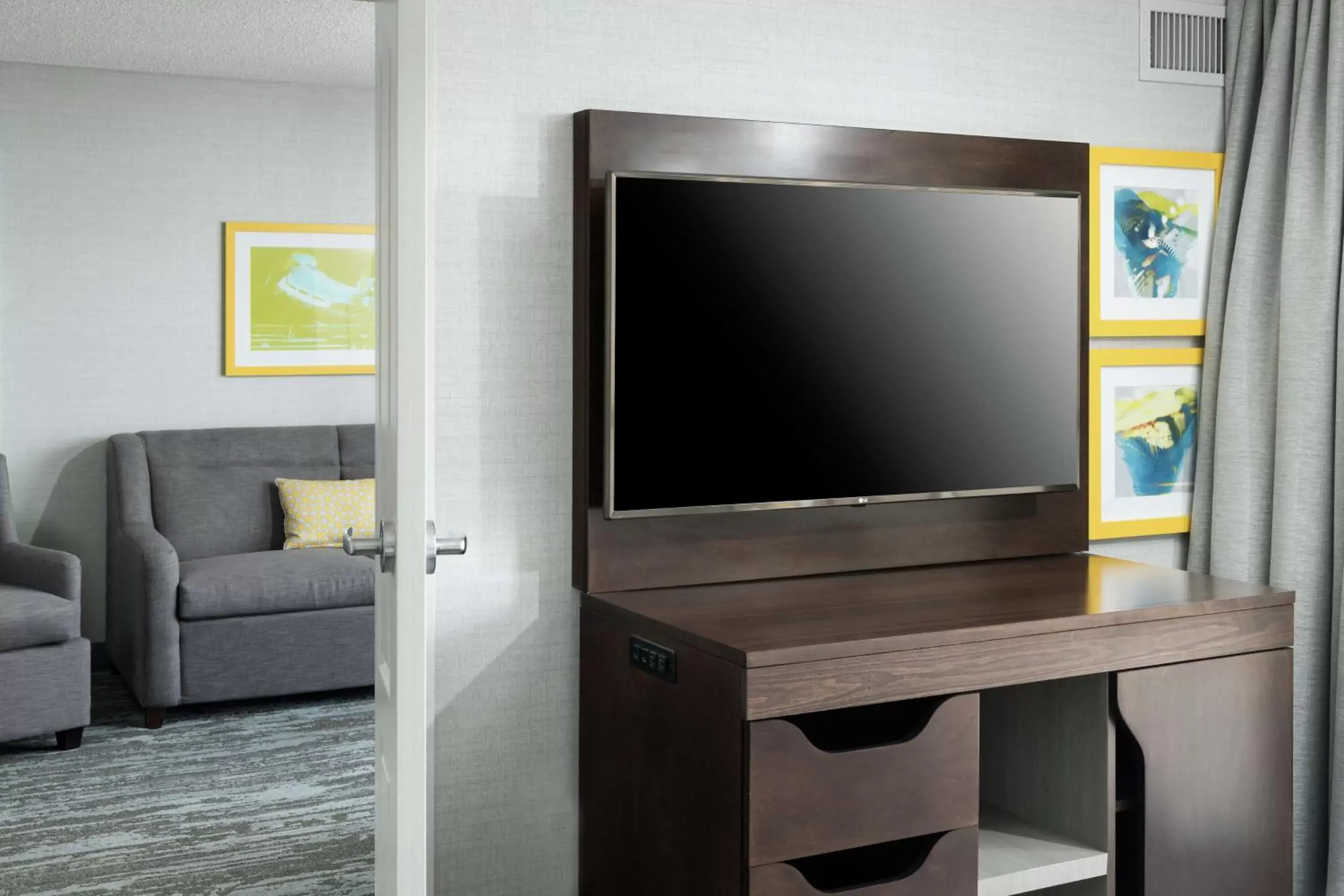 Bedroom, TV/Entertainment Center in Hampton Inn & Suites Memphis-Beale Street