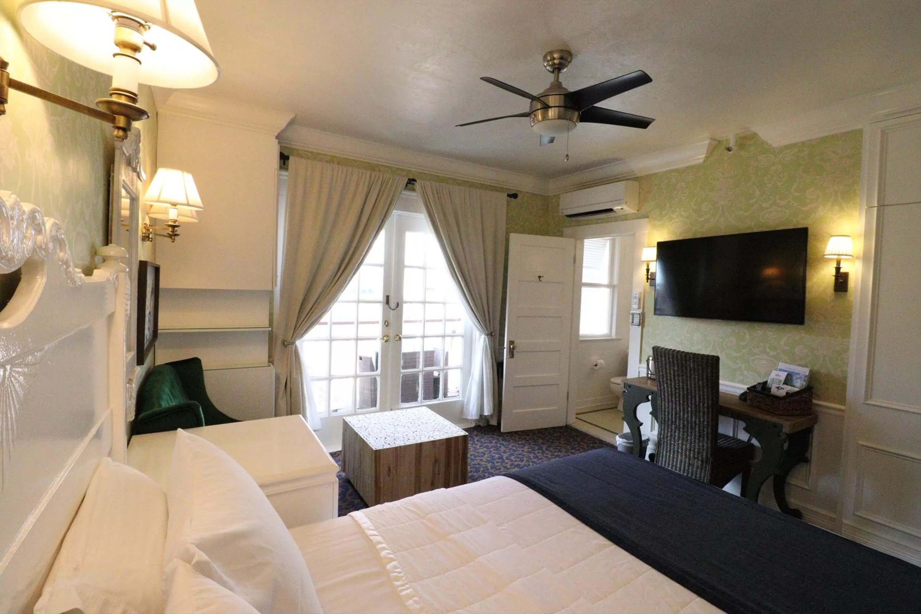 Bed in The Riverview Hotel - New Smyrna Beach