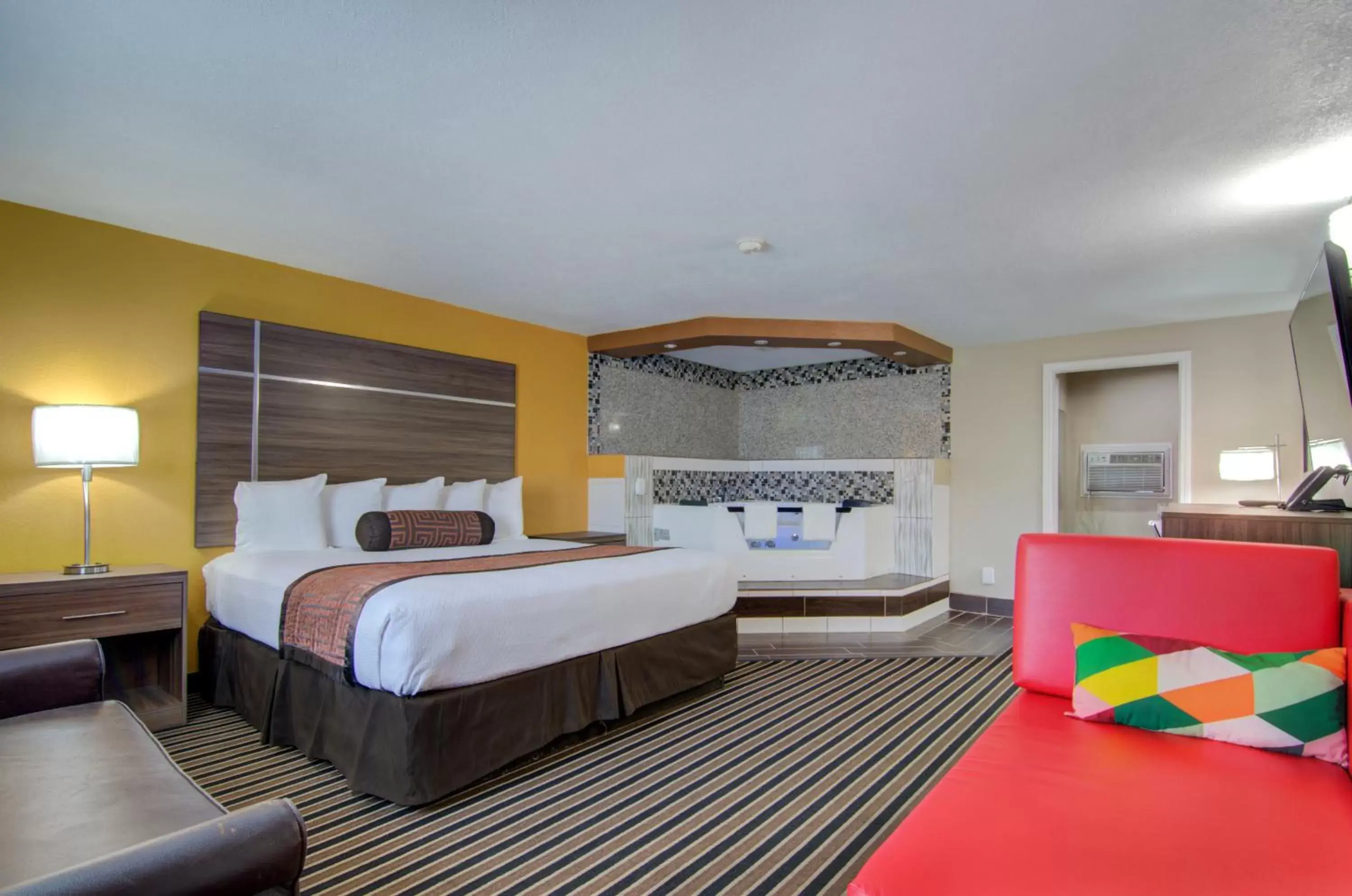 Photo of the whole room, Bed in Westbridge Inn & Suites