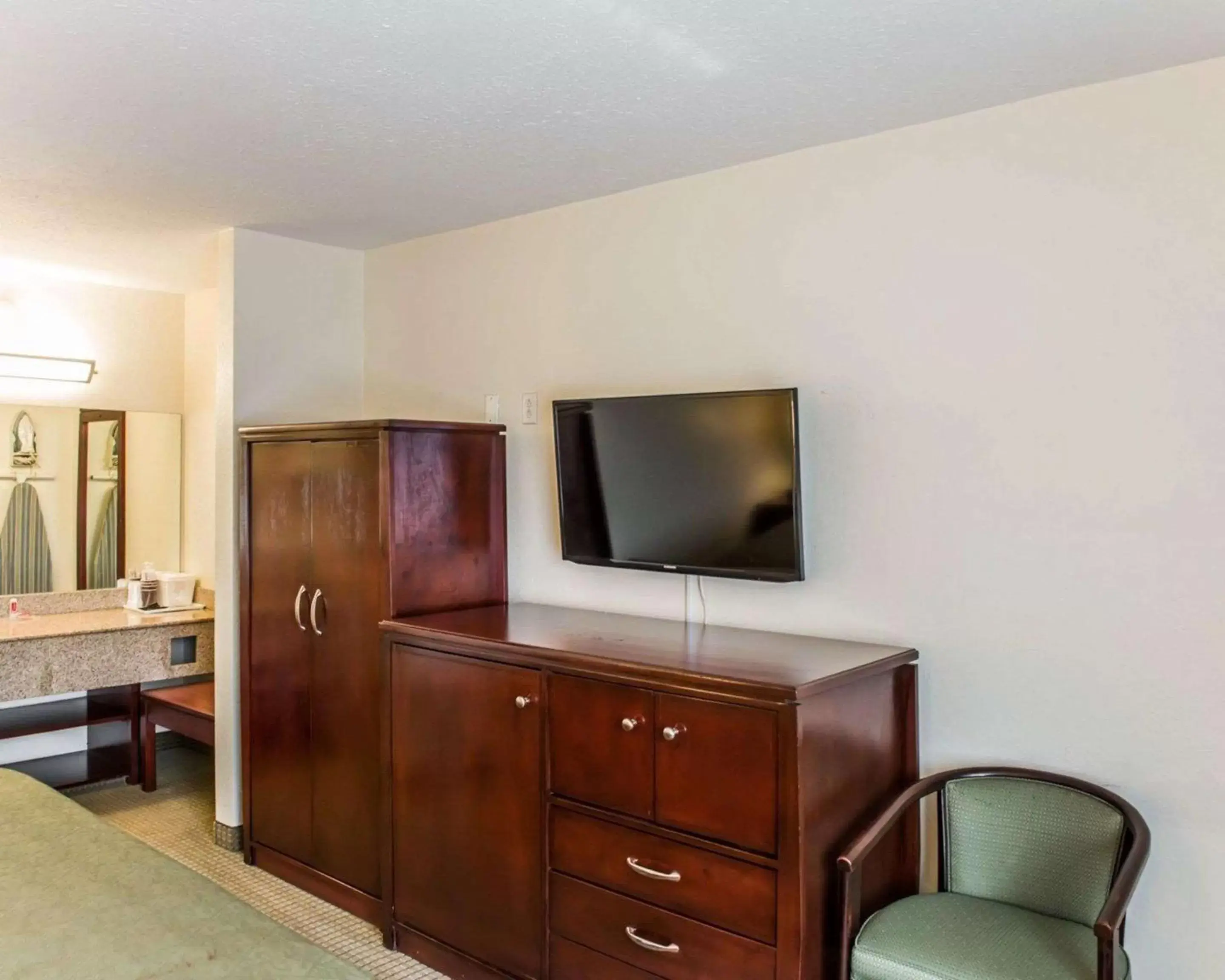 Photo of the whole room, TV/Entertainment Center in Econo Lodge Monticello