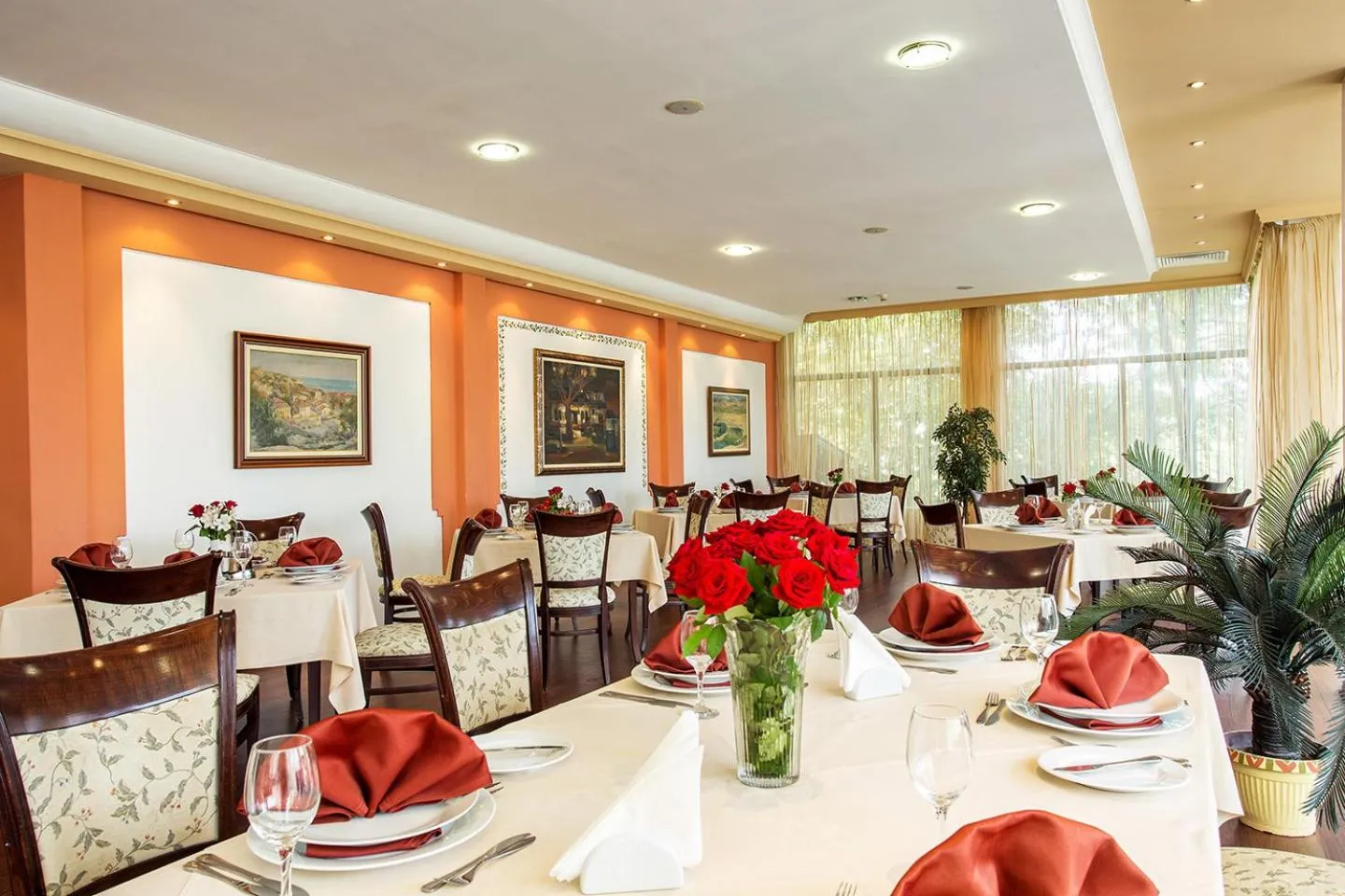 Restaurant/places to eat in Hotel Bankya Palace