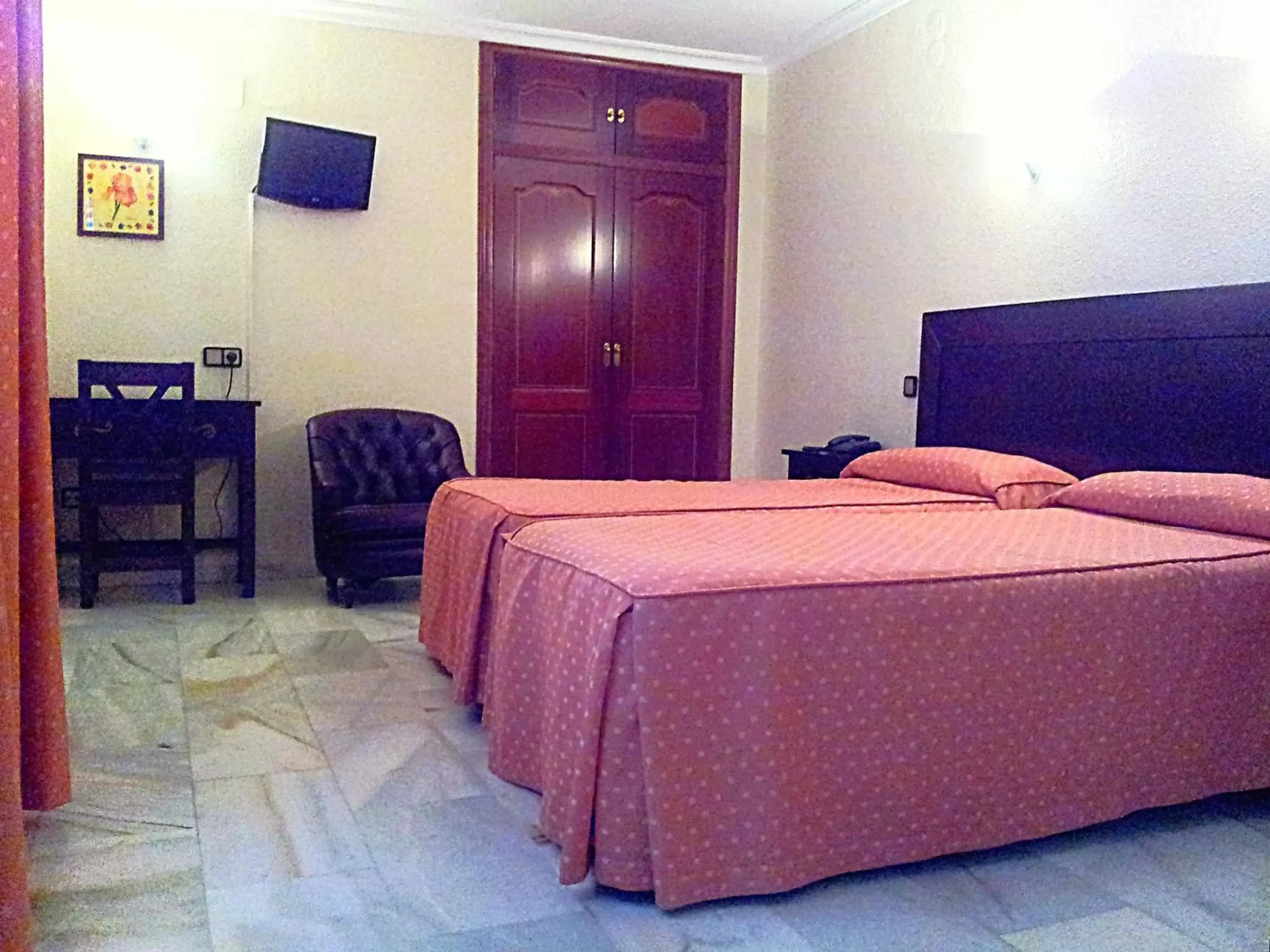 Photo of the whole room, Bed in Hotel Averroes