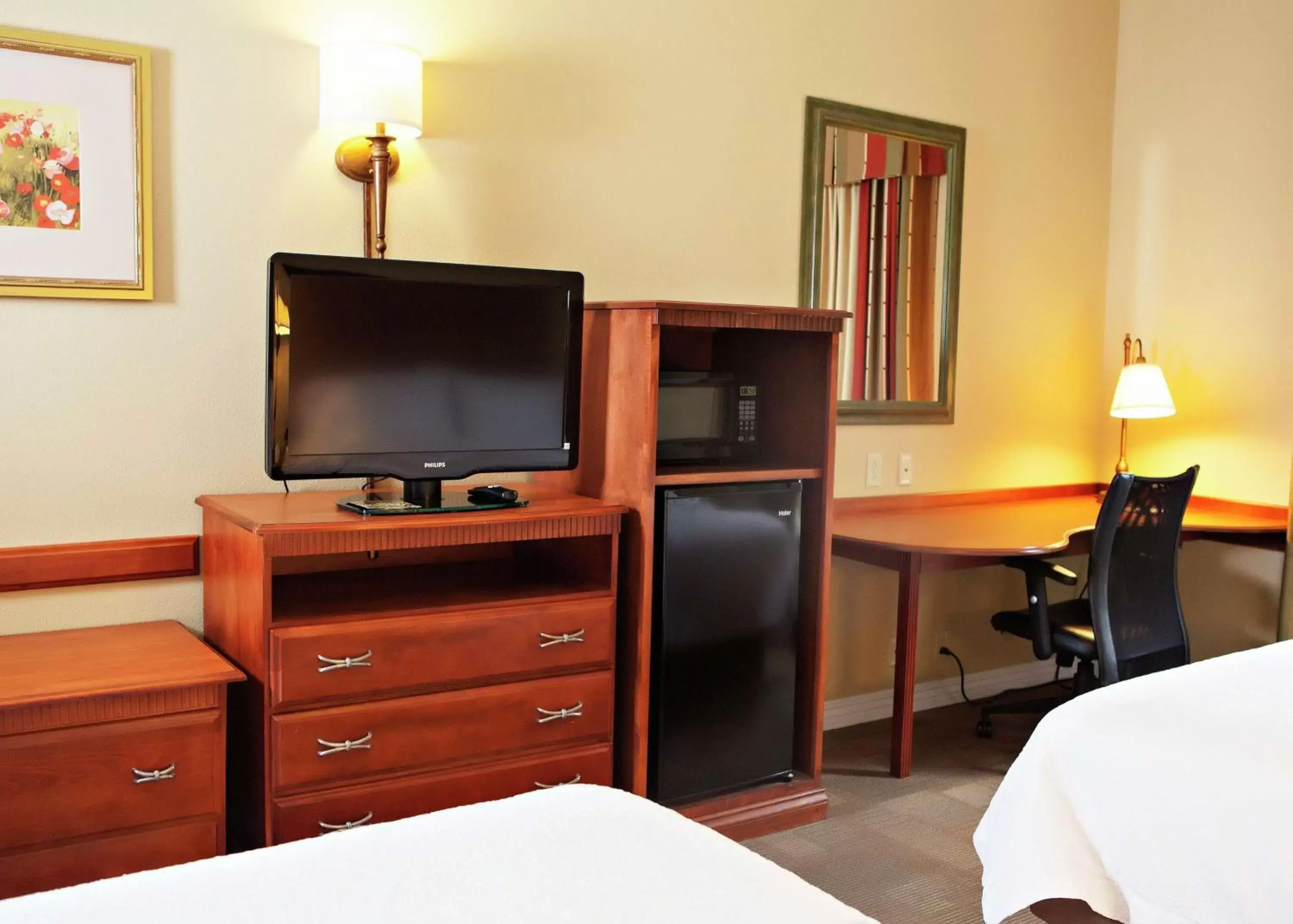 Bedroom, TV/Entertainment Center in Hampton Inn Martin