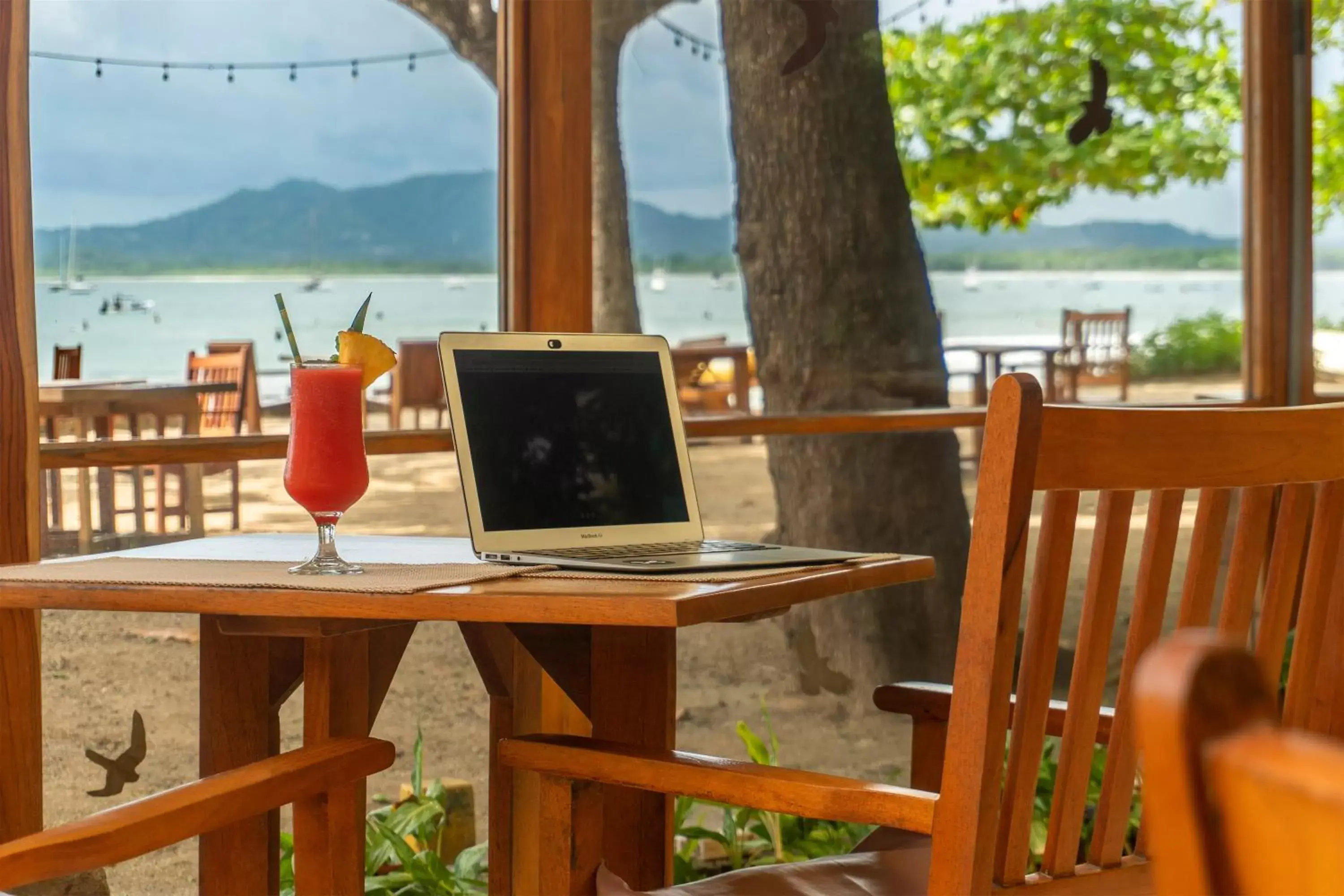 Restaurant/places to eat in Capitán Suizo Beachfront Boutique Hotel