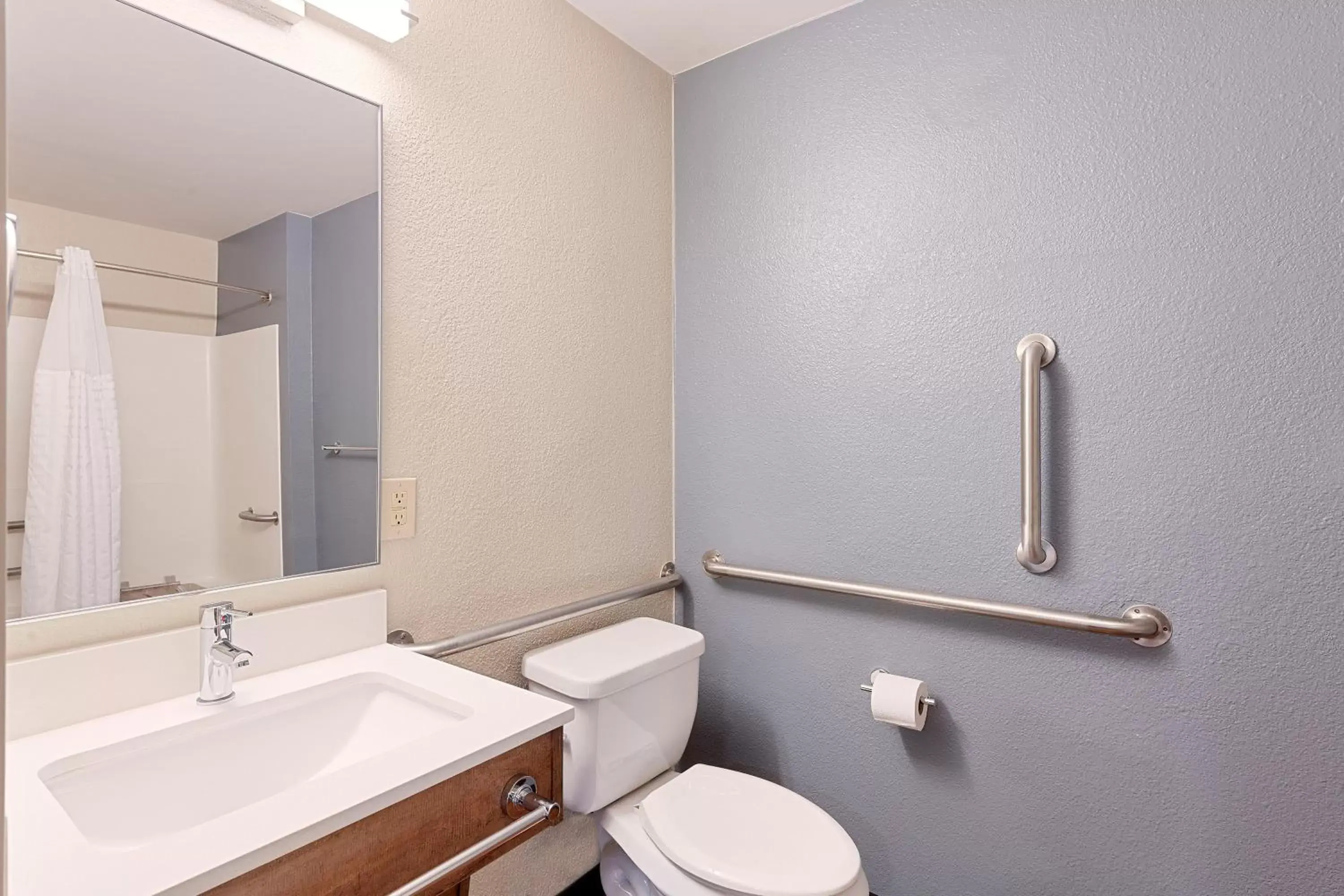 Bathroom in Extended Stay America Premier Suites - Charlotte - Pineville - Pineville Matthews Rd.