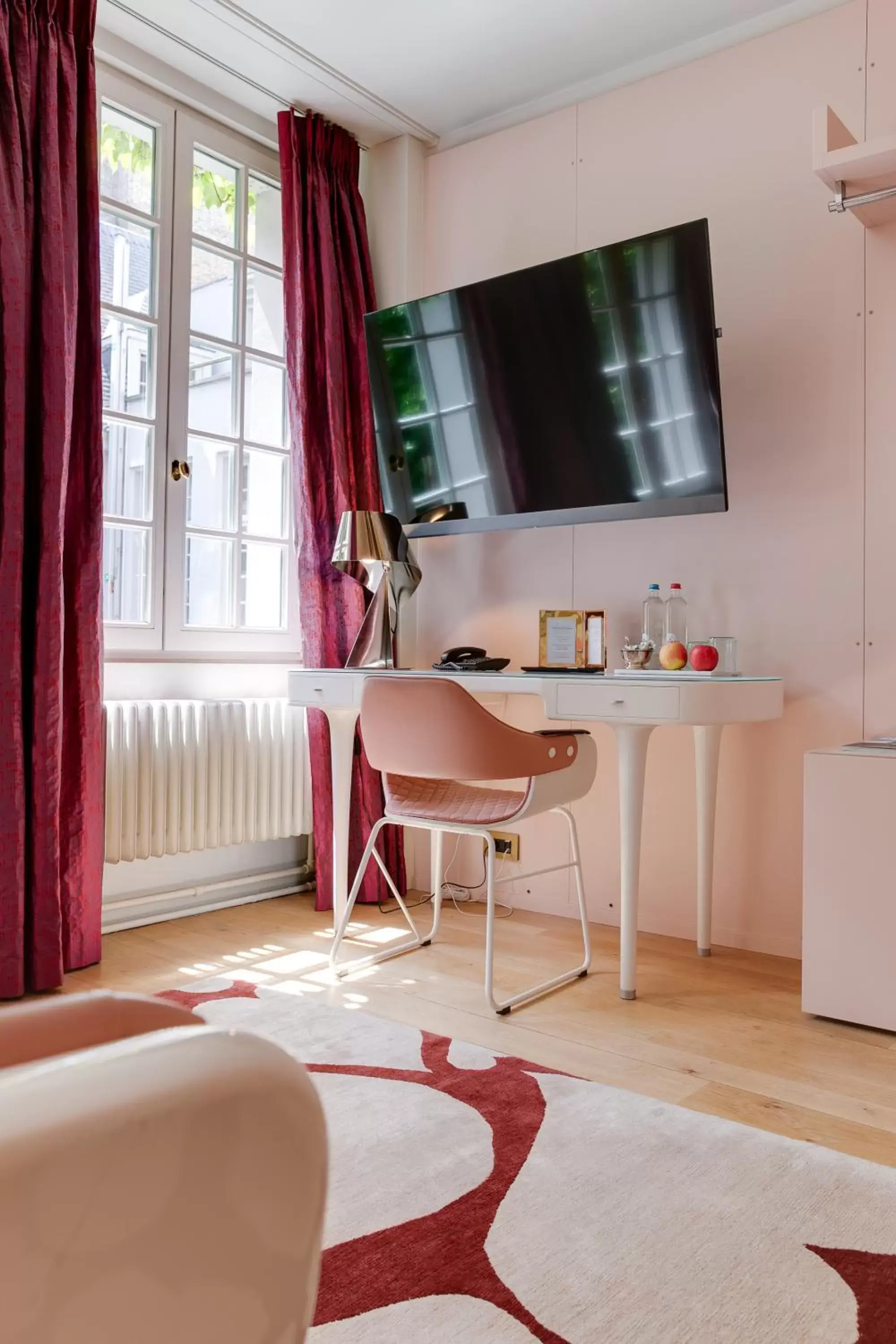 Bed, TV/Entertainment Center in Small Luxury Hotel De Witte Lelie