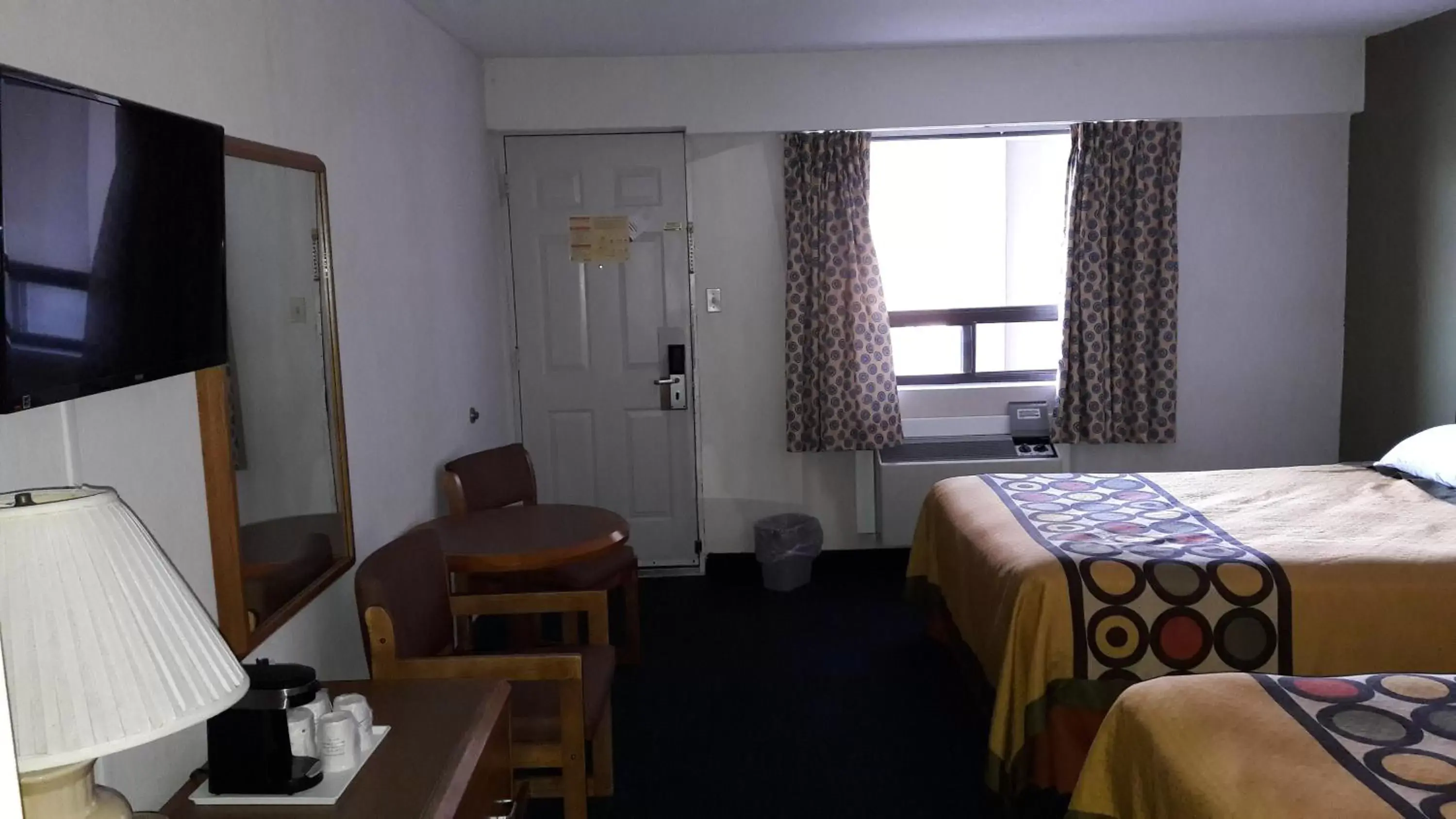 Bed, TV/Entertainment Center in Super 8 by Wyndham Niagara Falls North