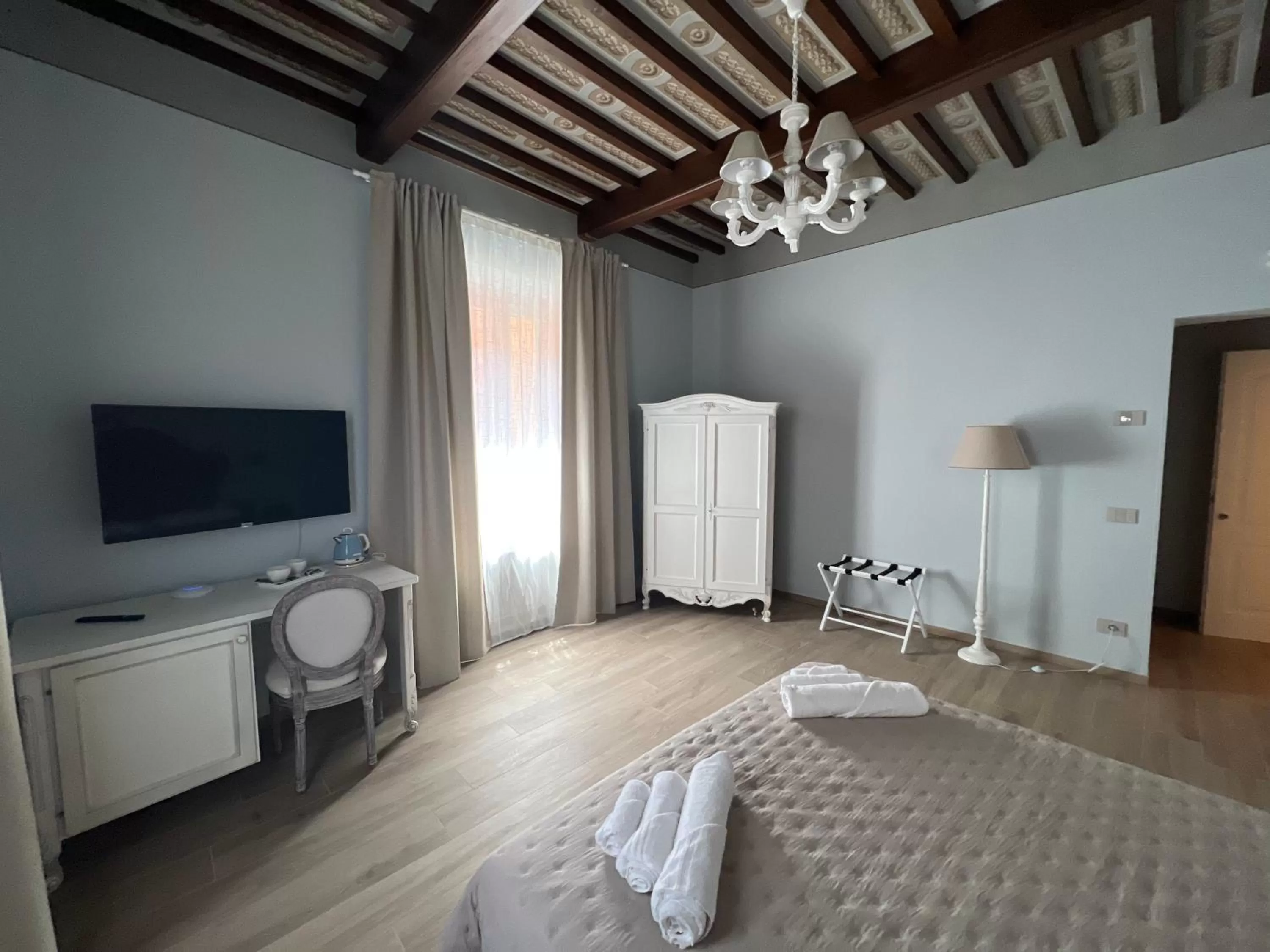 TV/Entertainment Center in La Perla del Borgo B&B