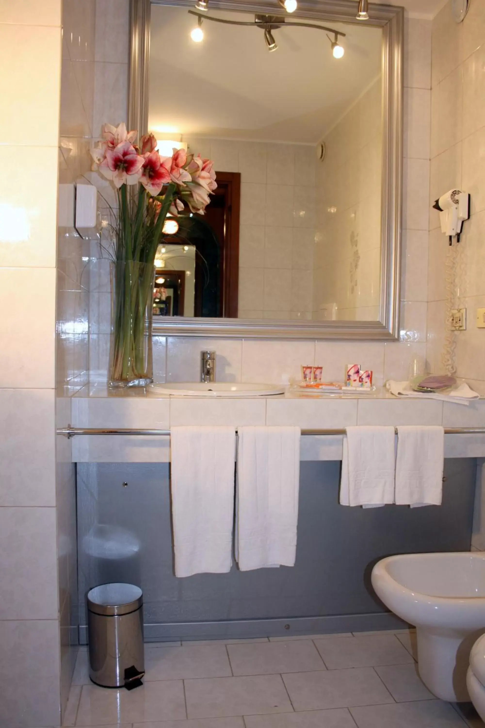 Bathroom in Hotel Motel Visconteo