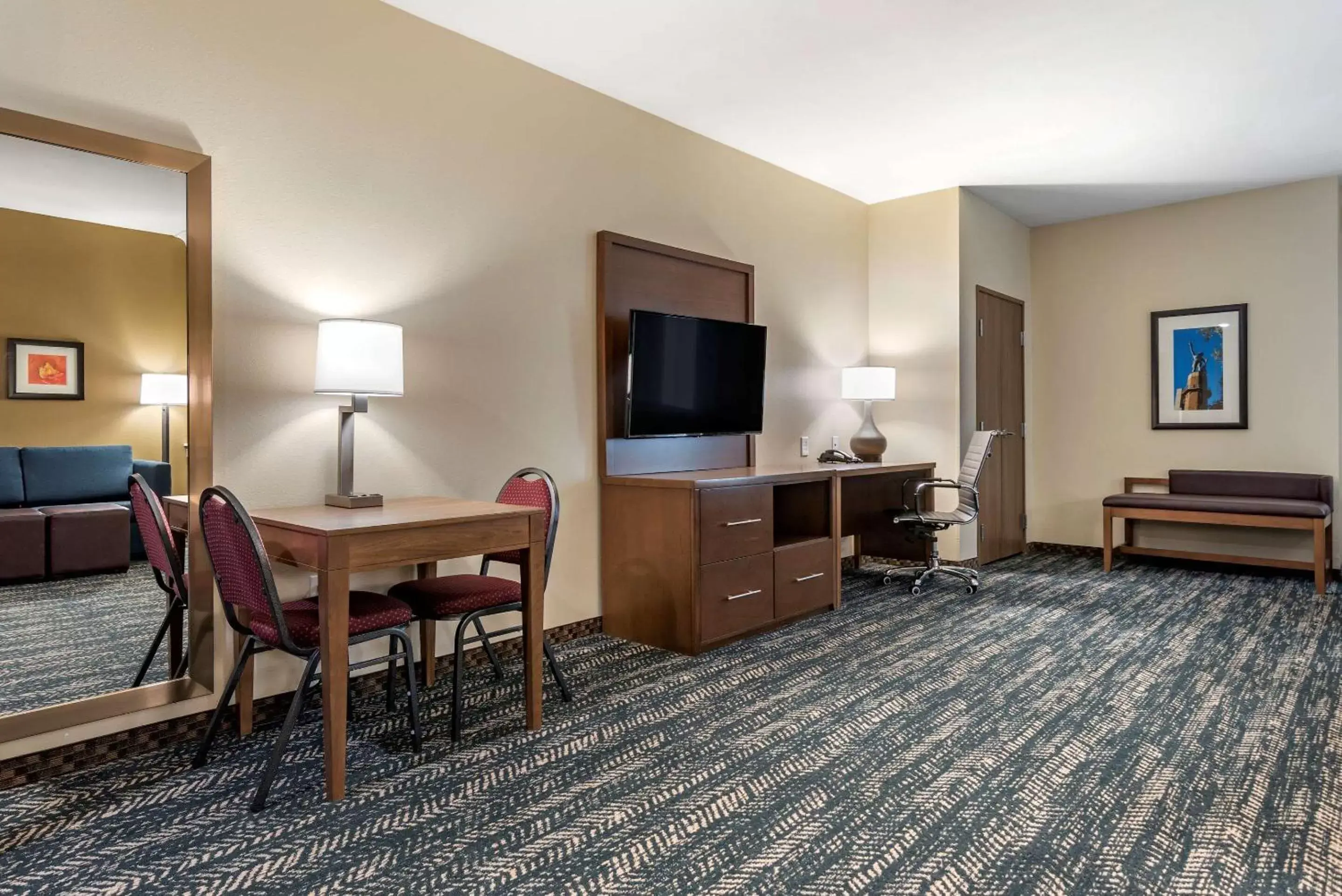 Photo of the whole room, TV/Entertainment Center in Comfort Inn & Suites Downtown near University