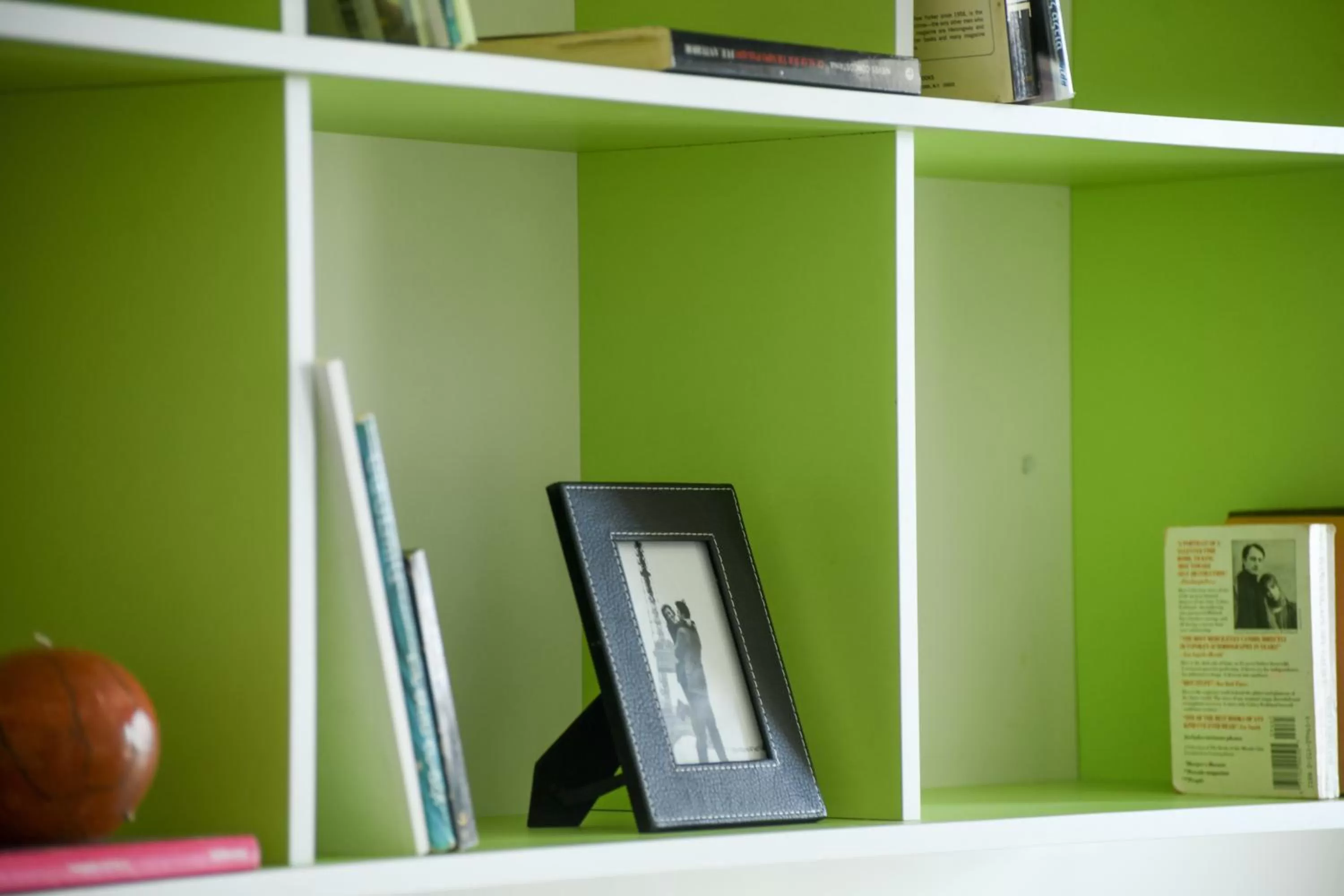 Library in דירות גני תערוכה - TLV university apartments near Expo by Sea N' Rent