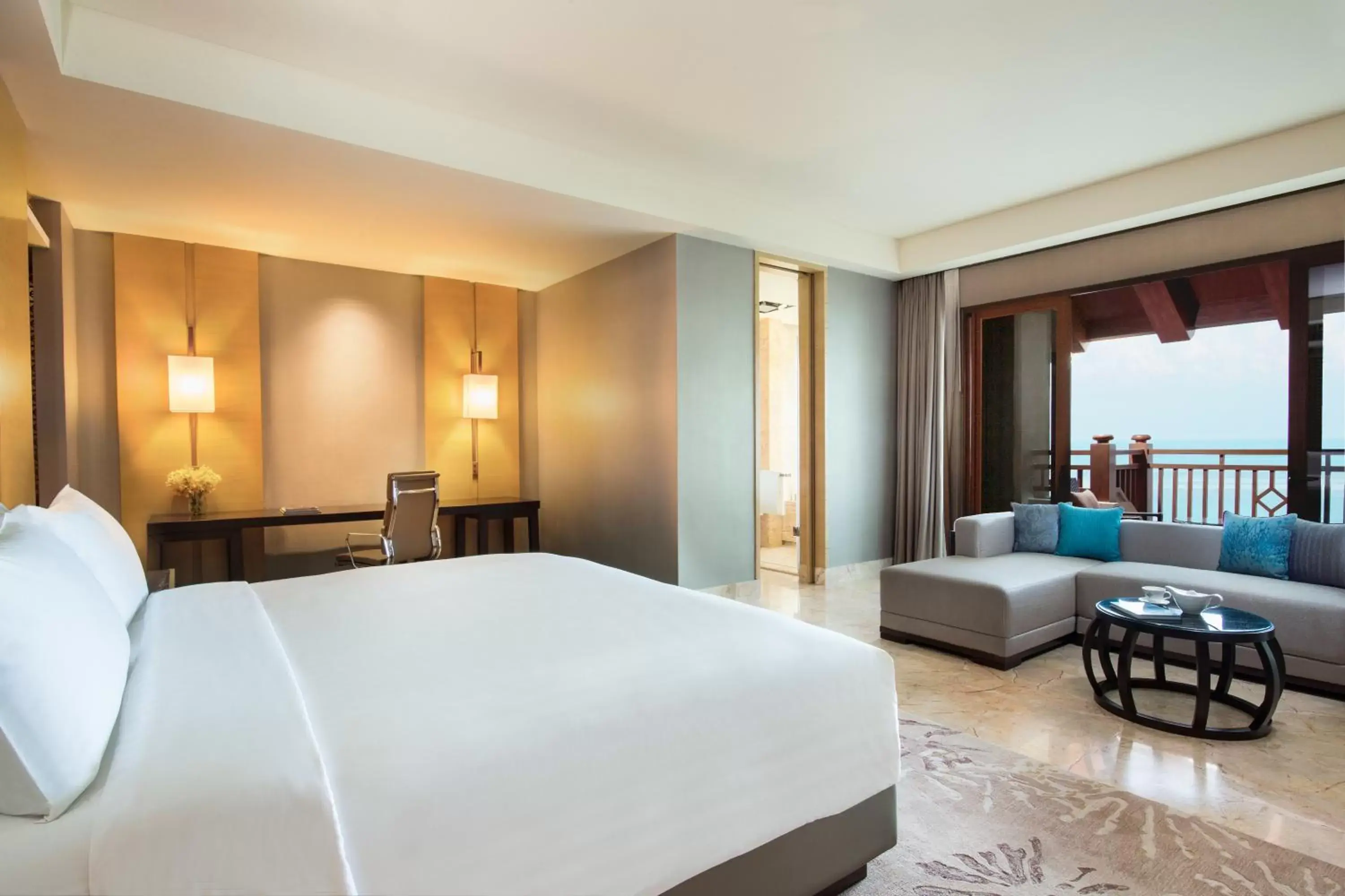 Communal lounge/ TV room, Bed in Haikou Marriott Hotel