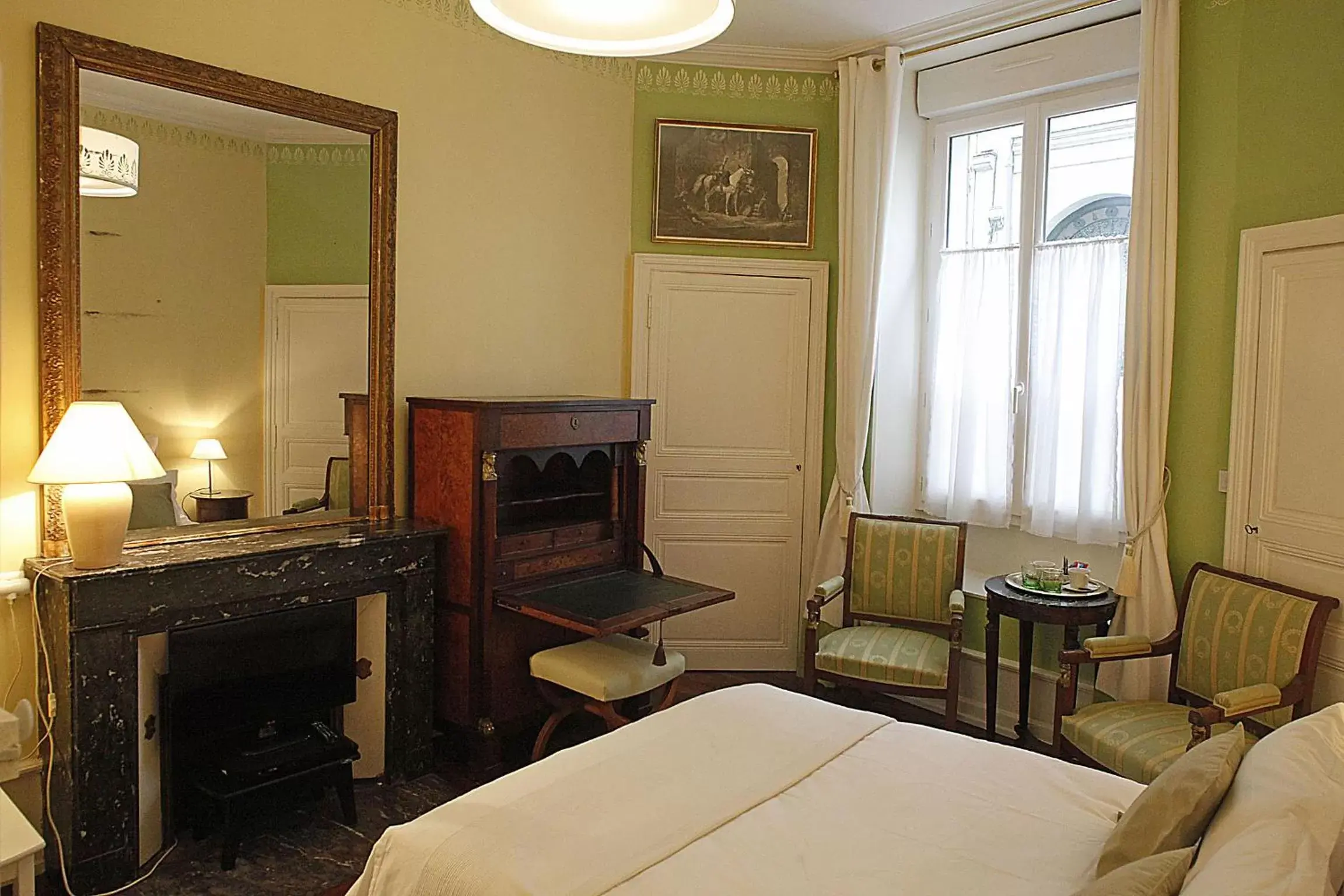 Bed, TV/Entertainment Center in Les Chambres de Mathilde